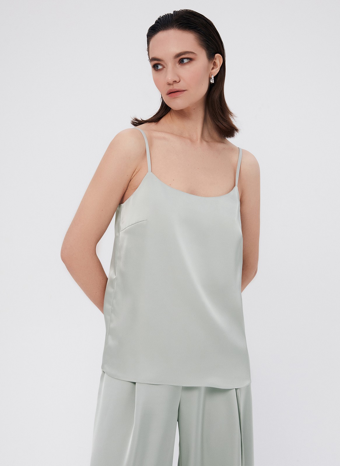 


Топ из ткани атласного переплетения. Тонкие бретели можно регулировать по спинке. Есть короткая нагрудная вытачка. Глубокое овальное декольте для вечерних образов в стиле casual. Для лучшей посадки рекомендуем подбирать размер с учетом свободного облегания, без натяжения в швах. Раскрываем секрет: топ отлично подчеркивает красоту загара. Носите с атласными юбками или джинсами.

На модели размер XS