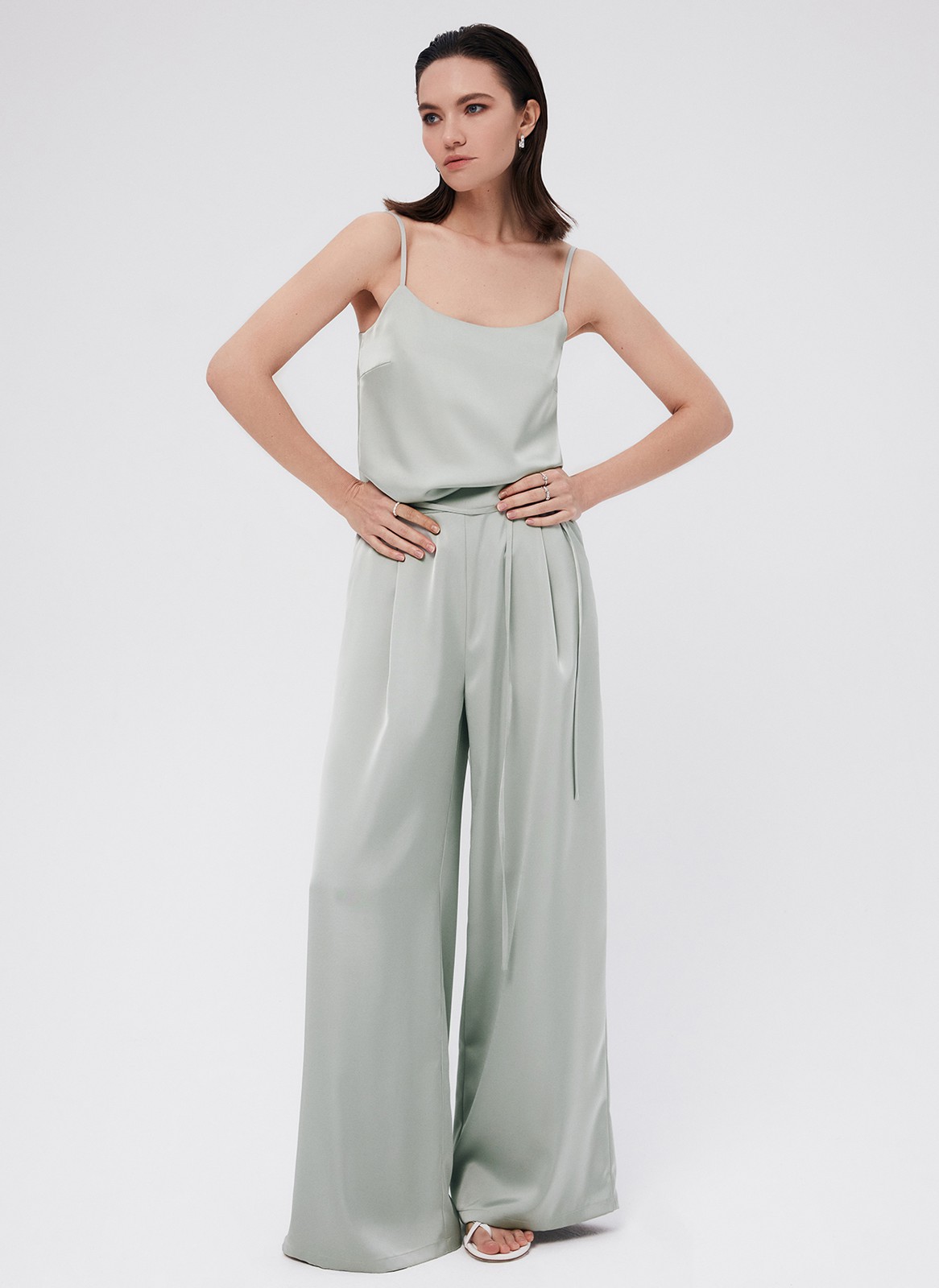 


Топ из ткани атласного переплетения. Тонкие бретели можно регулировать по спинке. Есть короткая нагрудная вытачка. Глубокое овальное декольте для вечерних образов в стиле casual. Для лучшей посадки рекомендуем подбирать размер с учетом свободного облегания, без натяжения в швах. Раскрываем секрет: топ отлично подчеркивает красоту загара. Носите с атласными юбками или джинсами.

На модели размер XS