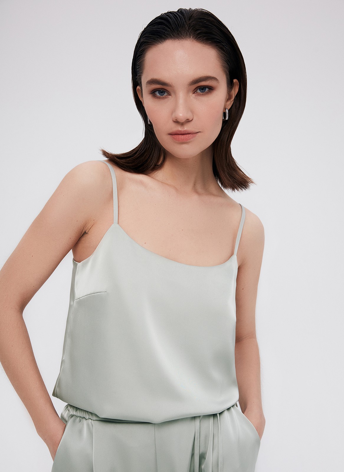 


Топ из ткани атласного переплетения. Тонкие бретели можно регулировать по спинке. Есть короткая нагрудная вытачка. Глубокое овальное декольте для вечерних образов в стиле casual. Для лучшей посадки рекомендуем подбирать размер с учетом свободного облегания, без натяжения в швах. Раскрываем секрет: топ отлично подчеркивает красоту загара. Носите с атласными юбками или джинсами.

На модели размер XS