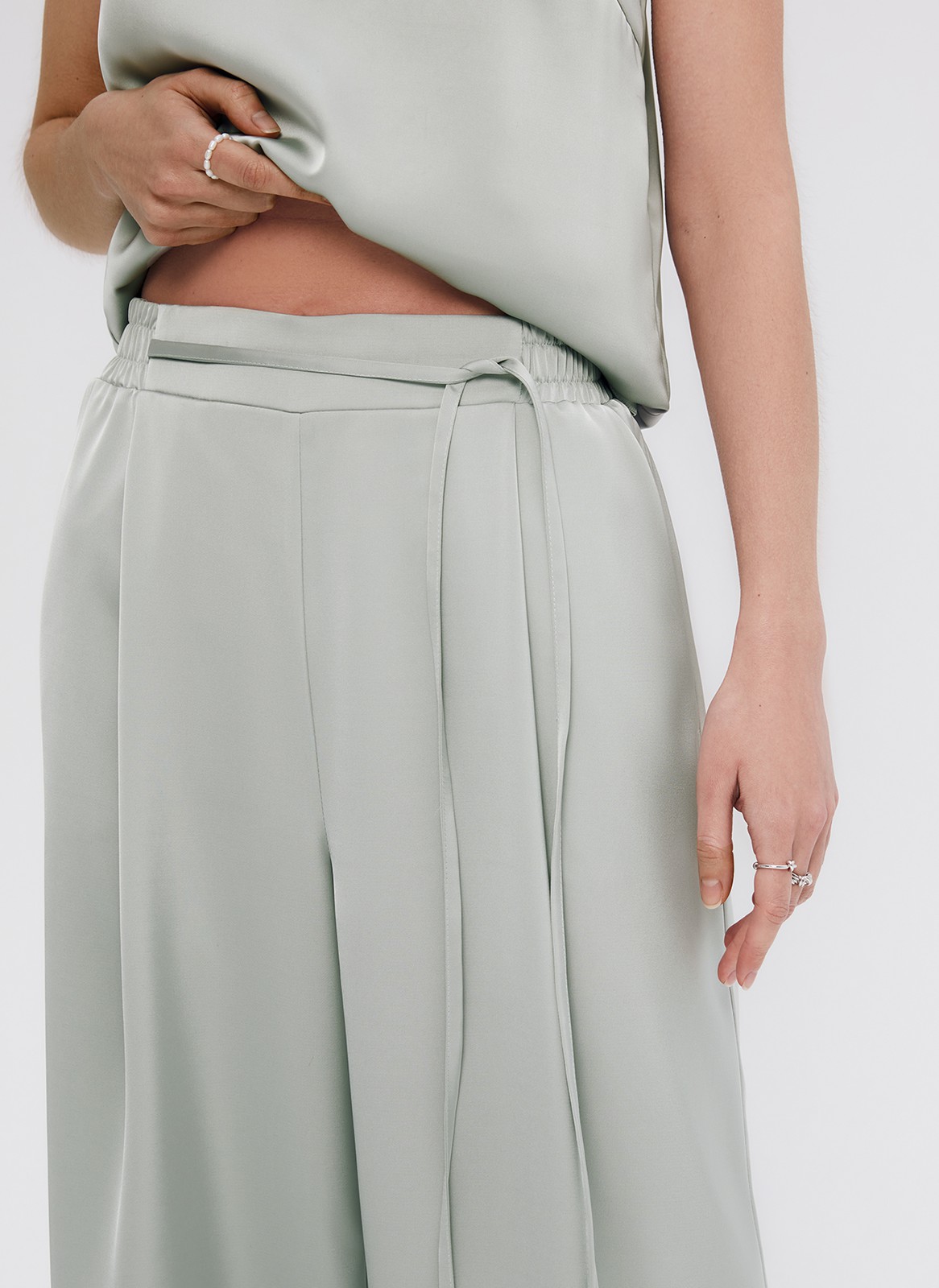 Брюки палаццо, цвет: мятный Allweneed
Легкие брюки свободного кроя из ткани атласного переплетения. Ткань струится и переливается при ходьбе, но неприхотлива в уходе. Широкий пояс с резинкой, декоративный шнурок на поясе, глубокие складки на передней части брюк. Удобные карманы. Вы можете добавить по желанию изящные босоножки или удобные кеды, футболку oversize или топ с открытой спиной. Можно составить комплект с рубашкой и топом из нашей коллекции.
На модели размер XS