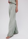Брюки палаццо, цвет: мятный Allweneed
Легкие брюки свободного кроя из ткани атласного переплетения. Ткань струится и переливается при ходьбе, но неприхотлива в уходе. Широкий пояс с резинкой, декоративный шнурок на поясе, глубокие складки на передней части брюк. Удобные карманы. Вы можете добавить по желанию изящные босоножки или удобные кеды, футболку oversize или топ с открытой спиной. Можно составить комплект с рубашкой и топом из нашей коллекции.
На модели размер XS