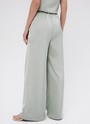 Брюки палаццо, цвет: мятный Allweneed
Легкие брюки свободного кроя из ткани атласного переплетения. Ткань струится и переливается при ходьбе, но неприхотлива в уходе. Широкий пояс с резинкой, декоративный шнурок на поясе, глубокие складки на передней части брюк. Удобные карманы. Вы можете добавить по желанию изящные босоножки или удобные кеды, футболку oversize или топ с открытой спиной. Можно составить комплект с рубашкой и топом из нашей коллекции.
На модели размер XS