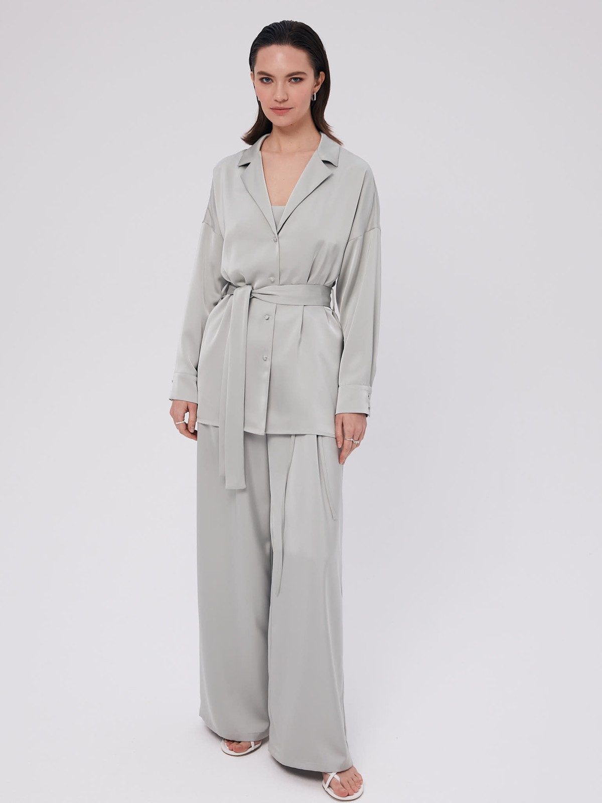 Рубашка Oversize с поясом, цвет: мятный Allweneed
Удлиненная рубашка из ткани атласного переплетения с шелковистой текстурой. Ткань красиво сияет на солнце. Спущенная линия плеча подчеркивает хрупкость силуэта. Сьемный пояс на линии талии. Широкие рукава с манжетами можно закатать на нужную высоту для удобства. Застежка на пуговицы, обтянутые собственной тканью. Образ дополнят брюки палаццо из новой коллекции.
На модели размер XS/S