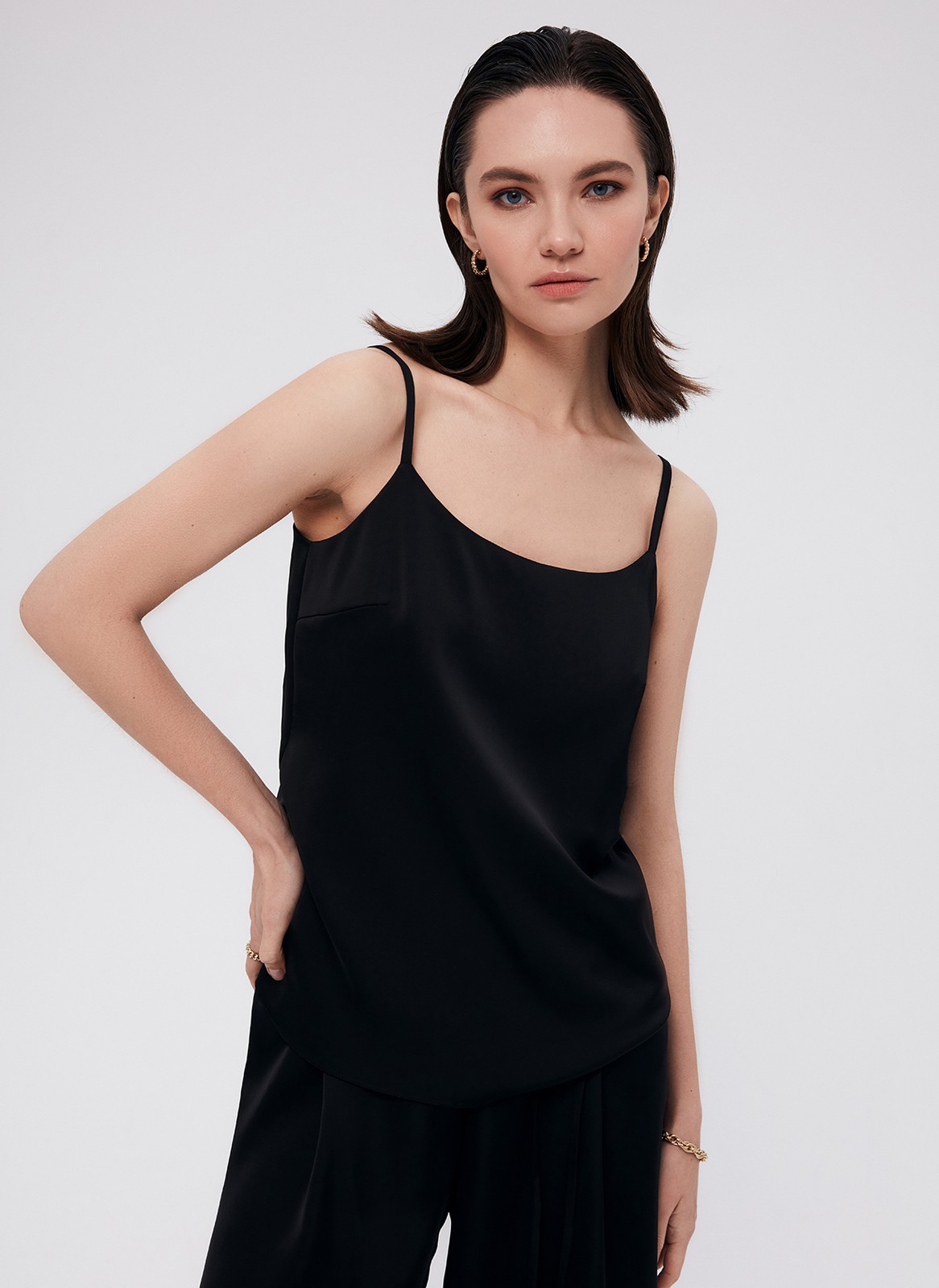 Топ на тонких бретелях, цвет: Черный Allweneed
Топ из ткани атласного переплетения. Тонкие бретели можно регулировать по спинке. Есть короткая нагрудная вытачка. Глубокое овальное декольте для вечерних образов в стиле casual. Для лучшей посадки рекомендуем подбирать размер с учетом свободного облегания, без натяжения в швах. Раскрываем секрет: топ отлично подчеркивает красоту загара. Носите с атласными юбками или джинсами.
На модели размер XS