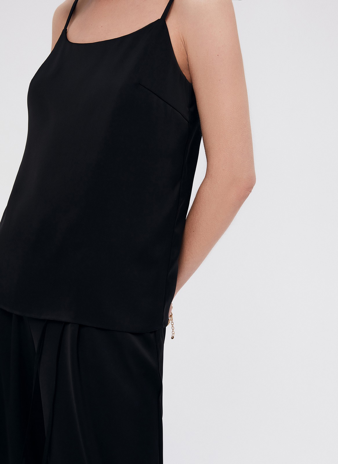 Топ на тонких бретелях, цвет: Черный Allweneed
Топ из ткани атласного переплетения. Тонкие бретели можно регулировать по спинке. Есть короткая нагрудная вытачка. Глубокое овальное декольте для вечерних образов в стиле casual. Для лучшей посадки рекомендуем подбирать размер с учетом свободного облегания, без натяжения в швах. Раскрываем секрет: топ отлично подчеркивает красоту загара. Носите с атласными юбками или джинсами.
На модели размер XS