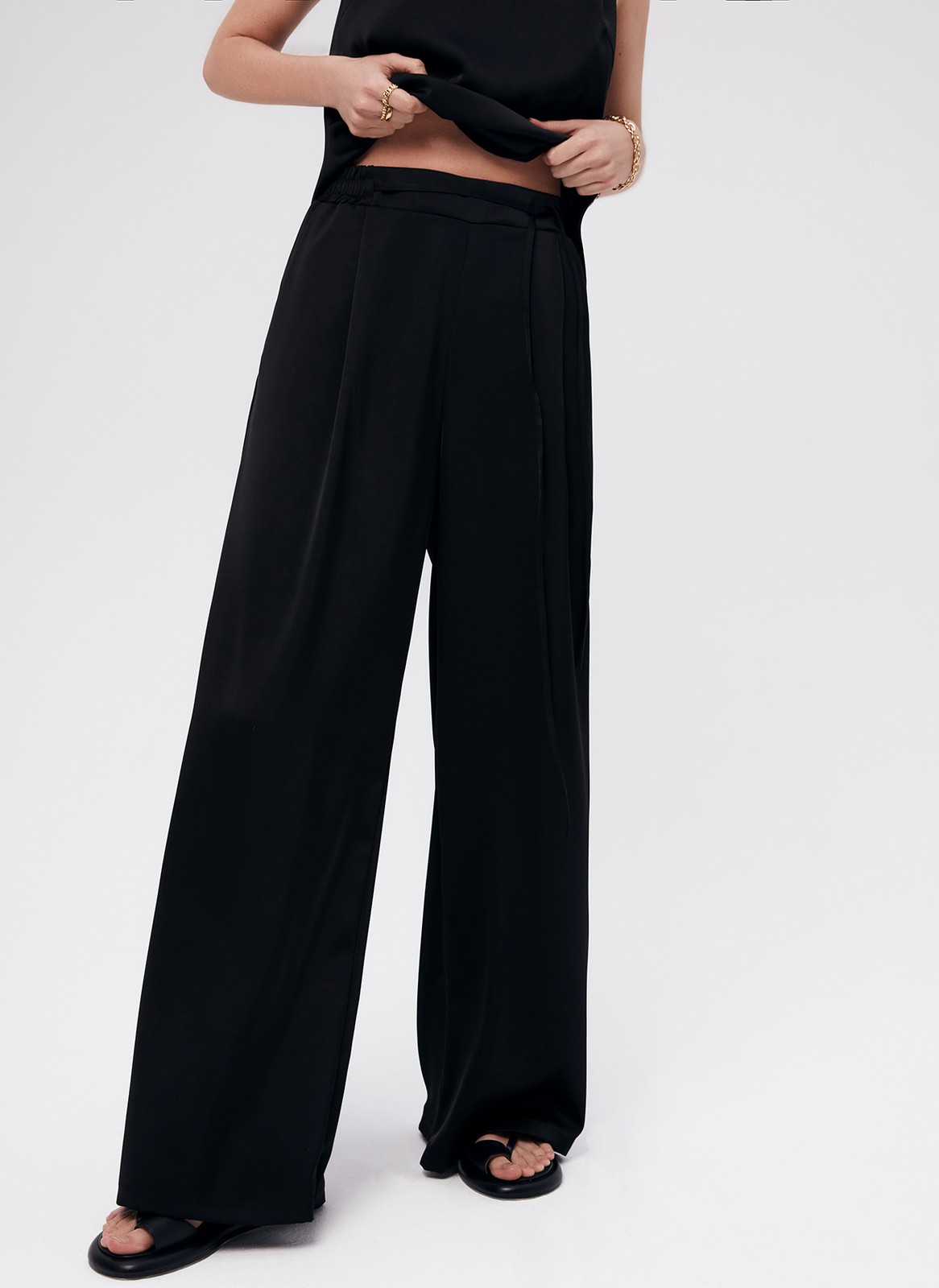 Брюки палаццо, цвет: Черный Allweneed
Легкие брюки свободного кроя из ткани атласного переплетения. Ткань струится и переливается при ходьбе, но неприхотлива в уходе. Широкий пояс с резинкой, декоративный шнурок на поясе, глубокие складки на передней части брюк. Удобные карманы. Вы можете добавить по желанию изящные босоножки или удобные кеды, футболку oversize или топ с открытой спиной. Можно составить комплект с рубашкой и топом из нашей коллекции.
На модели размер XS