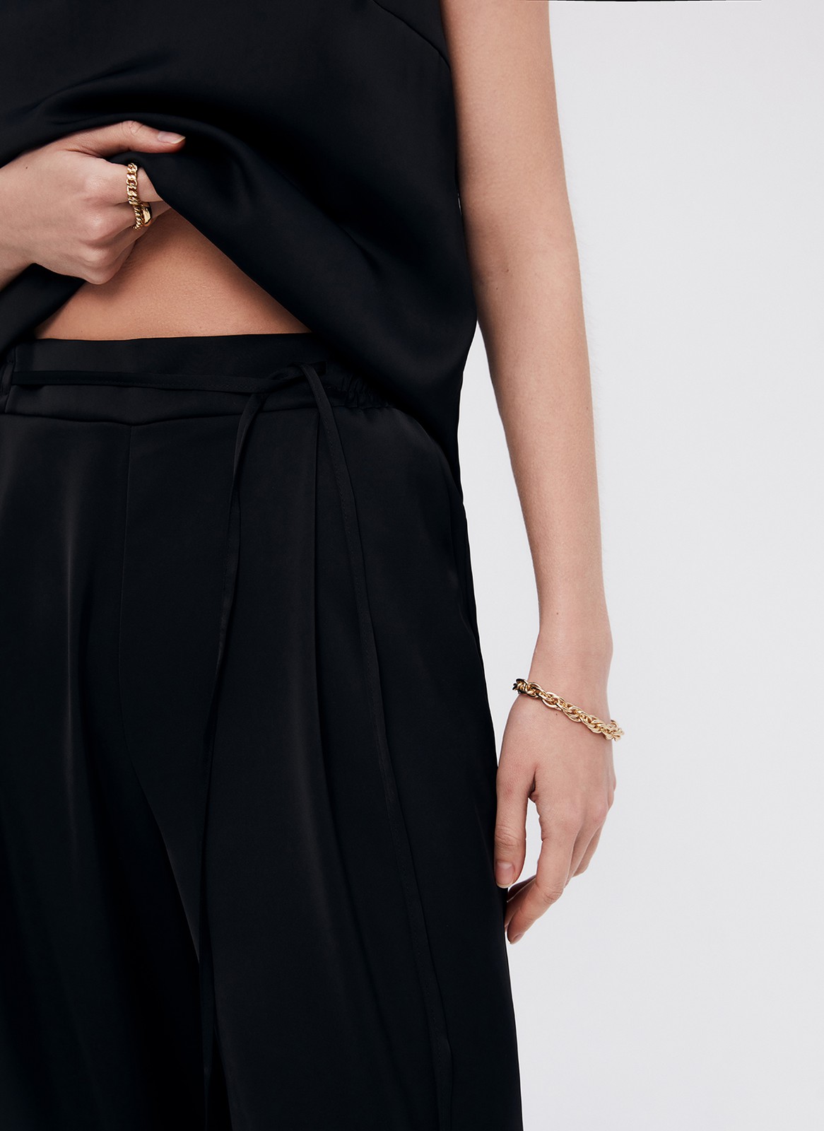 Брюки палаццо, цвет: Черный Allweneed
Легкие брюки свободного кроя из ткани атласного переплетения. Ткань струится и переливается при ходьбе, но неприхотлива в уходе. Широкий пояс с резинкой, декоративный шнурок на поясе, глубокие складки на передней части брюк. Удобные карманы. Вы можете добавить по желанию изящные босоножки или удобные кеды, футболку oversize или топ с открытой спиной. Можно составить комплект с рубашкой и топом из нашей коллекции.
На модели размер XS