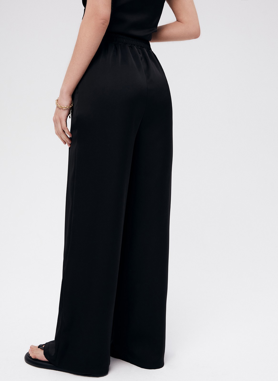 Брюки палаццо, цвет: Черный Allweneed
Легкие брюки свободного кроя из ткани атласного переплетения. Ткань струится и переливается при ходьбе, но неприхотлива в уходе. Широкий пояс с резинкой, декоративный шнурок на поясе, глубокие складки на передней части брюк. Удобные карманы. Вы можете добавить по желанию изящные босоножки или удобные кеды, футболку oversize или топ с открытой спиной. Можно составить комплект с рубашкой и топом из нашей коллекции.
На модели размер XS