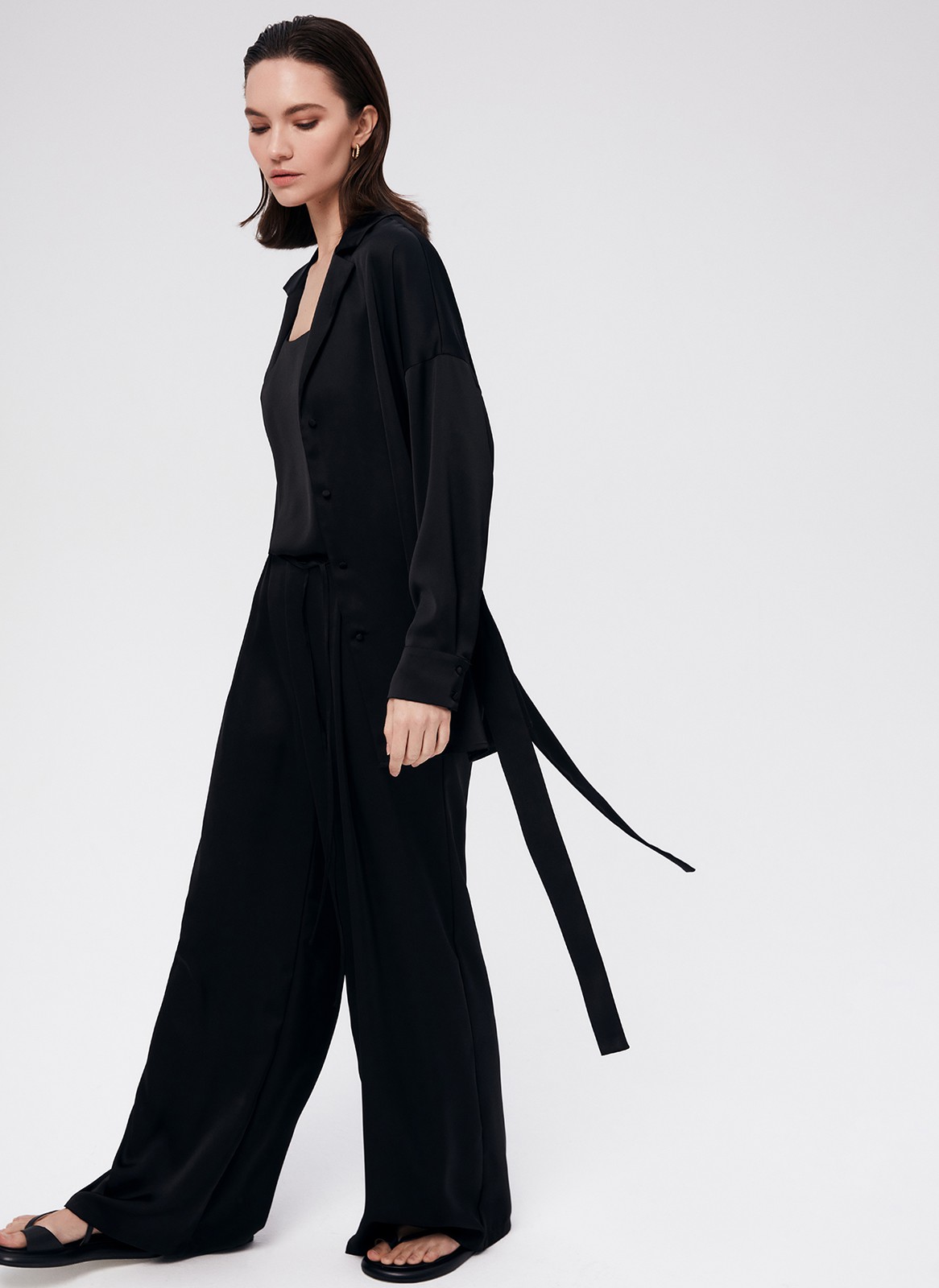 Рубашка Oversize с поясом, цвет: Черный Allweneed
Удлиненная рубашка из ткани атласного переплетения с шелковистой текстурой. Ткань красиво сияет на солнце. Спущенная линия плеча подчеркивает хрупкость силуэта. Сьемный пояс на линии талии. Широкие рукава с манжетами можно закатать на нужную высоту для удобства. Застежка на пуговицы, обтянутые собственной тканью. Образ дополнят брюки палаццо из новой коллекции.
На модели размер XS/S