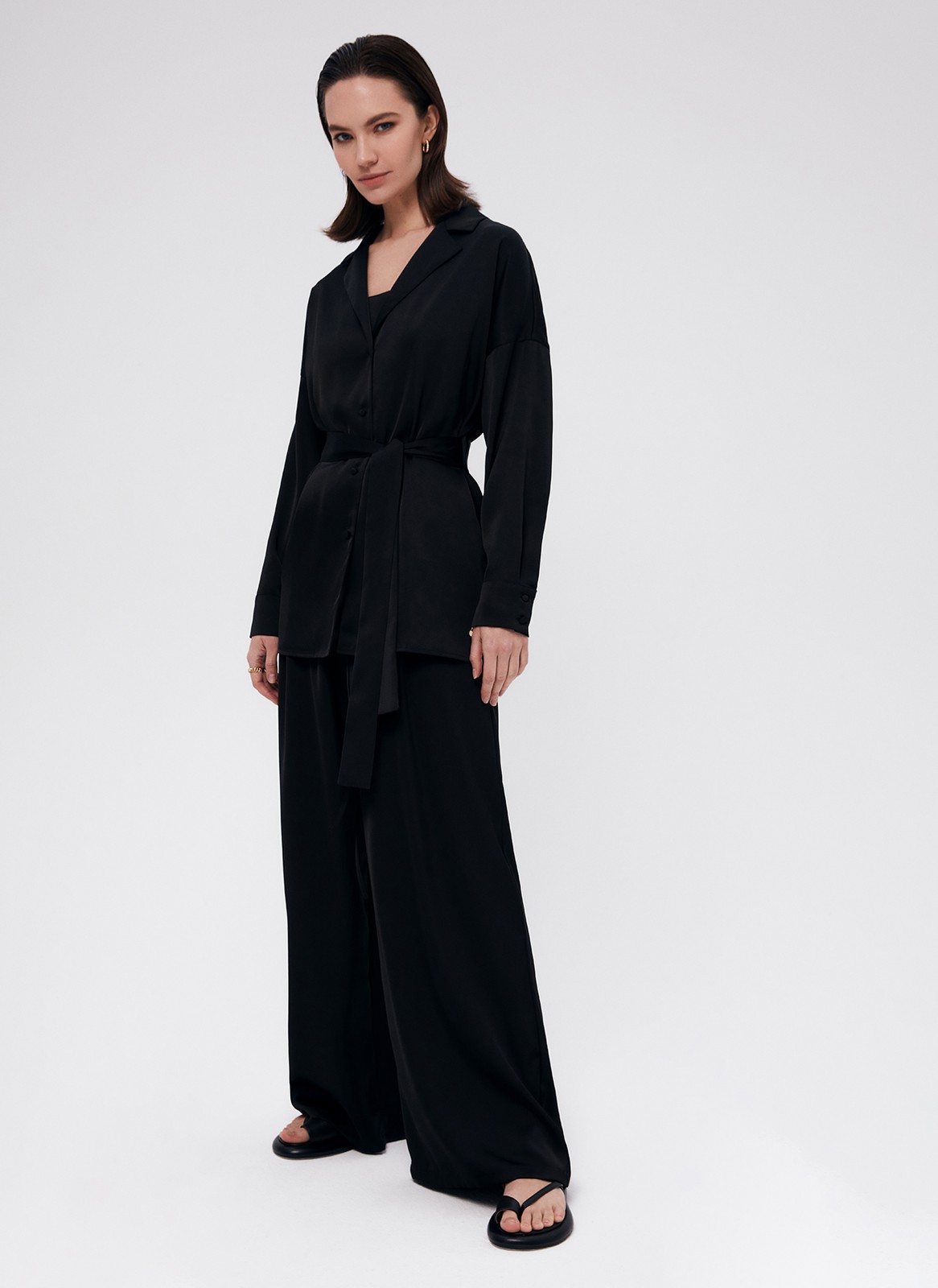 Рубашка Oversize с поясом, цвет: Черный Allweneed
Удлиненная рубашка из ткани атласного переплетения с шелковистой текстурой. Ткань красиво сияет на солнце. Спущенная линия плеча подчеркивает хрупкость силуэта. Сьемный пояс на линии талии. Широкие рукава с манжетами можно закатать на нужную высоту для удобства. Застежка на пуговицы, обтянутые собственной тканью. Образ дополнят брюки палаццо из новой коллекции.
На модели размер XS/S