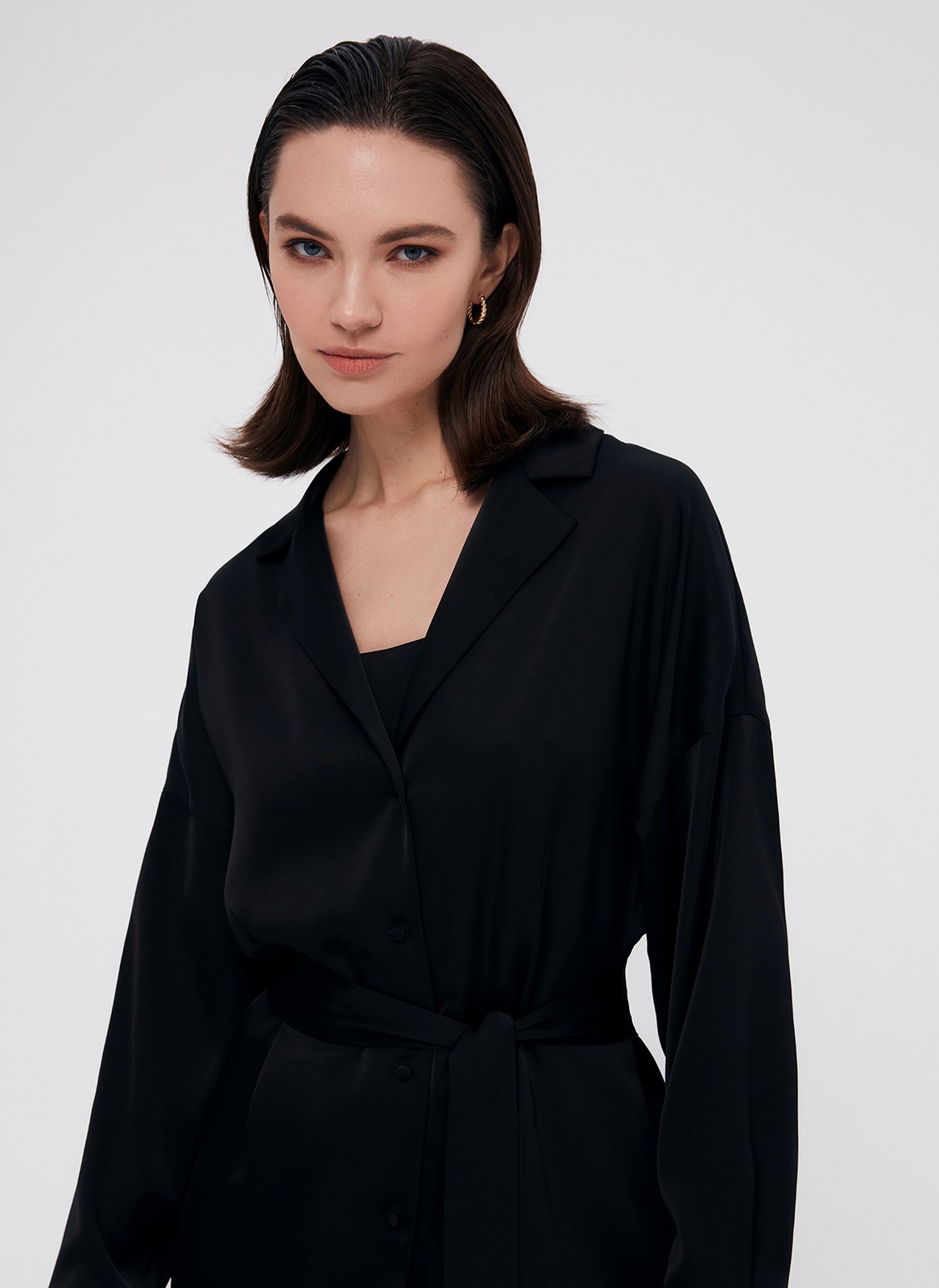 Рубашка Oversize с поясом, цвет: Черный Allweneed
Удлиненная рубашка из ткани атласного переплетения с шелковистой текстурой. Ткань красиво сияет на солнце. Спущенная линия плеча подчеркивает хрупкость силуэта. Сьемный пояс на линии талии. Широкие рукава с манжетами можно закатать на нужную высоту для удобства. Застежка на пуговицы, обтянутые собственной тканью. Образ дополнят брюки палаццо из новой коллекции.
На модели размер XS/S