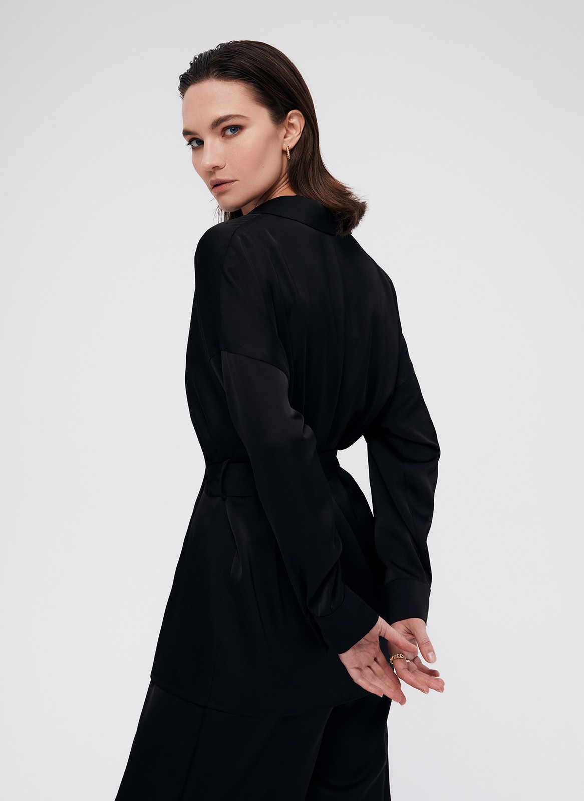 Рубашка Oversize с поясом, цвет: Черный Allweneed
Удлиненная рубашка из ткани атласного переплетения с шелковистой текстурой. Ткань красиво сияет на солнце. Спущенная линия плеча подчеркивает хрупкость силуэта. Сьемный пояс на линии талии. Широкие рукава с манжетами можно закатать на нужную высоту для удобства. Застежка на пуговицы, обтянутые собственной тканью. Образ дополнят брюки палаццо из новой коллекции.
На модели размер XS/S