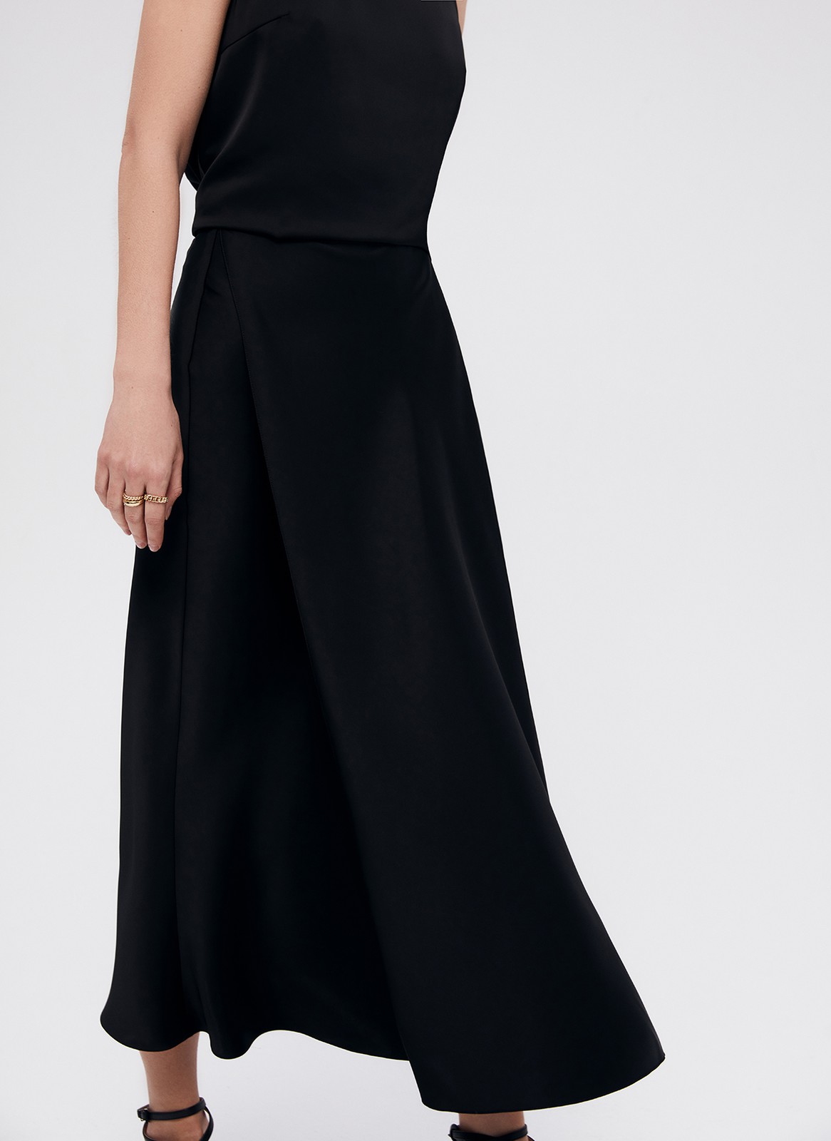 Юбка-миди с разрезом, цвет: Черный Allweneed
Юбка миди с косым кроем. Модель выполнена из легкой ткани атласного переплетения, которая благородно сияет на солнце. Высокий разрез спереди юбки аккуратно прикрывает декоративная деталь фартук. Разрез красиво раскрывается при шаге и дает свободу в движении. Носите, если хотите сделать образ необычным и смелым.Сочетайте с топами из вискозы, джемперами из кашемира и одеждой из костюмной ткани.
На модели размерXS