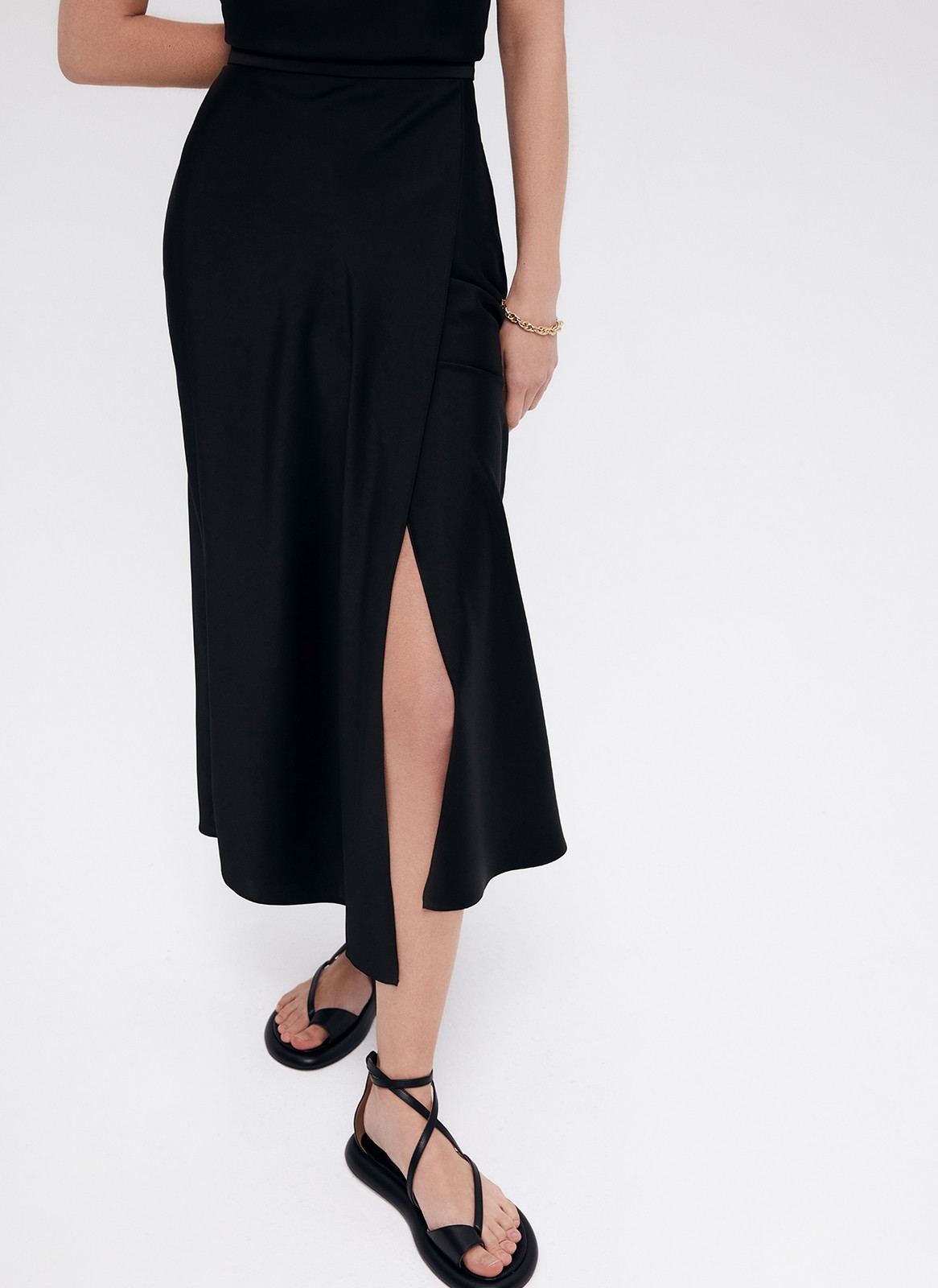 Юбка-миди с разрезом, цвет: Черный Allweneed
Юбка миди с косым кроем. Модель выполнена из легкой ткани атласного переплетения, которая благородно сияет на солнце. Высокий разрез спереди юбки аккуратно прикрывает декоративная деталь фартук. Разрез красиво раскрывается при шаге и дает свободу в движении. Носите, если хотите сделать образ необычным и смелым.Сочетайте с топами из вискозы, джемперами из кашемира и одеждой из костюмной ткани.
На модели размерXS