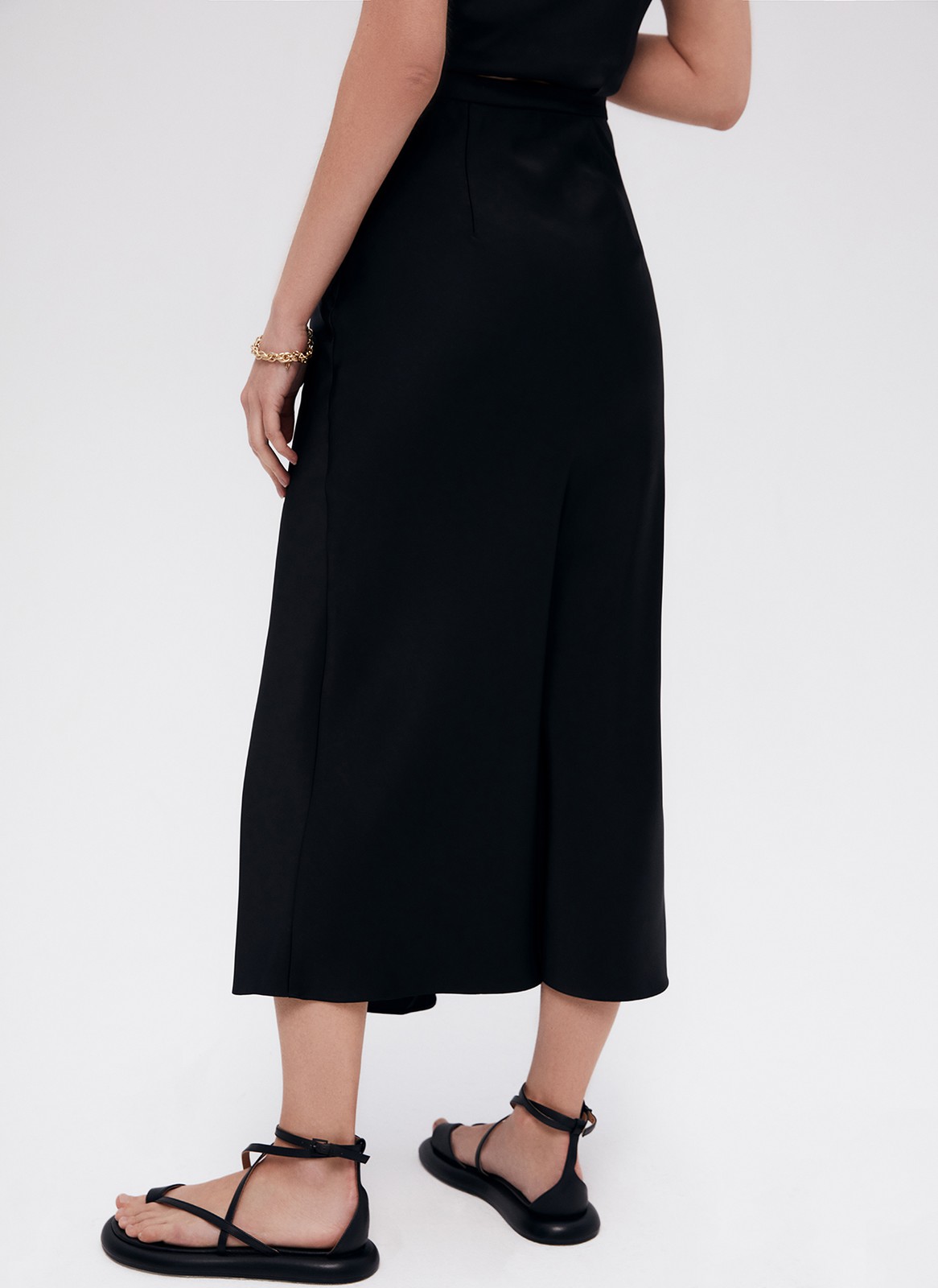 Юбка-миди с разрезом, цвет: Черный Allweneed
Юбка миди с косым кроем. Модель выполнена из легкой ткани атласного переплетения, которая благородно сияет на солнце. Высокий разрез спереди юбки аккуратно прикрывает декоративная деталь фартук. Разрез красиво раскрывается при шаге и дает свободу в движении. Носите, если хотите сделать образ необычным и смелым.Сочетайте с топами из вискозы, джемперами из кашемира и одеждой из костюмной ткани.
На модели размерXS