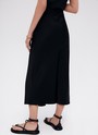 Юбка-миди с разрезом, цвет: Черный Allweneed
Юбка миди с косым кроем. Модель выполнена из легкой ткани атласного переплетения, которая благородно сияет на солнце. Высокий разрез спереди юбки аккуратно прикрывает декоративная деталь фартук. Разрез красиво раскрывается при шаге и дает свободу в движении. Носите, если хотите сделать образ необычным и смелым.Сочетайте с топами из вискозы, джемперами из кашемира и одеждой из костюмной ткани.
На модели размерXS
