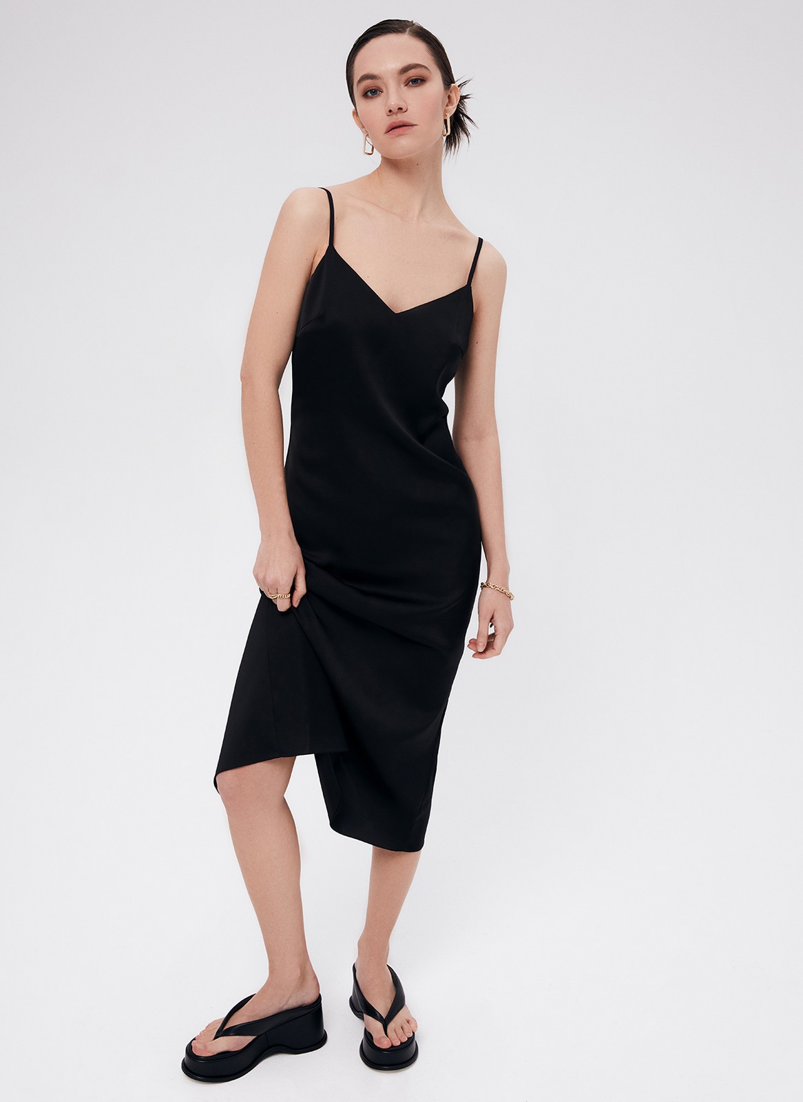 Платье - Комбинация, цвет: Черный Allweneed
Платье-комбинация длины миди. Глубокий V-образный вырез платья зрительно вытягивает вашу шею, а завышенная линия талии удлиняет фигуру. Платье прилегает и аккуратно подчеркивает красоту изгибов тела, при этом сохраняется полная свобода движений. Застежка на потайную молнию на спине. Ткань атласного переплетения с шелковистой текстурой деликатно переливается, поэтому можно сделать красивые снимки на солнце во время отпуска. Здорово, правда? Рекомендуем подбирать размер с учетом слегка свободного облегания. Носите самостоятельно или с жакетом и рубашкой.
На модели размер XS