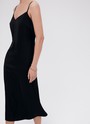 Платье - Комбинация, цвет: Черный Allweneed
Платье-комбинация длины миди. Глубокий V-образный вырез платья зрительно вытягивает вашу шею, а завышенная линия талии удлиняет фигуру. Платье прилегает и аккуратно подчеркивает красоту изгибов тела, при этом сохраняется полная свобода движений. Застежка на потайную молнию на спине. Ткань атласного переплетения с шелковистой текстурой деликатно переливается, поэтому можно сделать красивые снимки на солнце во время отпуска. Здорово, правда? Рекомендуем подбирать размер с учетом слегка свободного облегания. Носите самостоятельно или с жакетом и рубашкой.
На модели размер XS