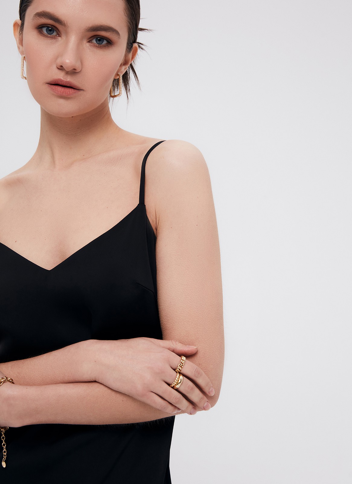 Платье - Комбинация, цвет: Черный Allweneed
Платье-комбинация длины миди. Глубокий V-образный вырез платья зрительно вытягивает вашу шею, а завышенная линия талии удлиняет фигуру. Платье прилегает и аккуратно подчеркивает красоту изгибов тела, при этом сохраняется полная свобода движений. Застежка на потайную молнию на спине. Ткань атласного переплетения с шелковистой текстурой деликатно переливается, поэтому можно сделать красивые снимки на солнце во время отпуска. Здорово, правда? Рекомендуем подбирать размер с учетом слегка свободного облегания. Носите самостоятельно или с жакетом и рубашкой.
На модели размер XS