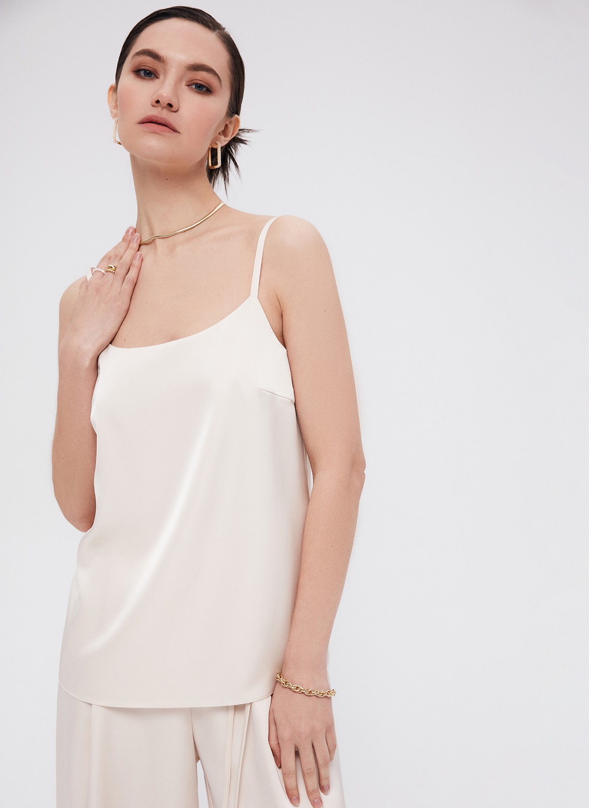 Топ на тонких бретелях, цвет: бежевый Allweneed
Топ из ткани атласного переплетения. Тонкие бретели можно регулировать по спинке. Есть короткая нагрудная вытачка. Глубокое овальное декольте для вечерних образов в стиле casual. Для лучшей посадки рекомендуем подбирать размер с учетом свободного облегания, без натяжения в швах. Раскрываем секрет: топ отлично подчеркивает красоту загара. Носите с атласными юбками или джинсами.
На модели размер XS