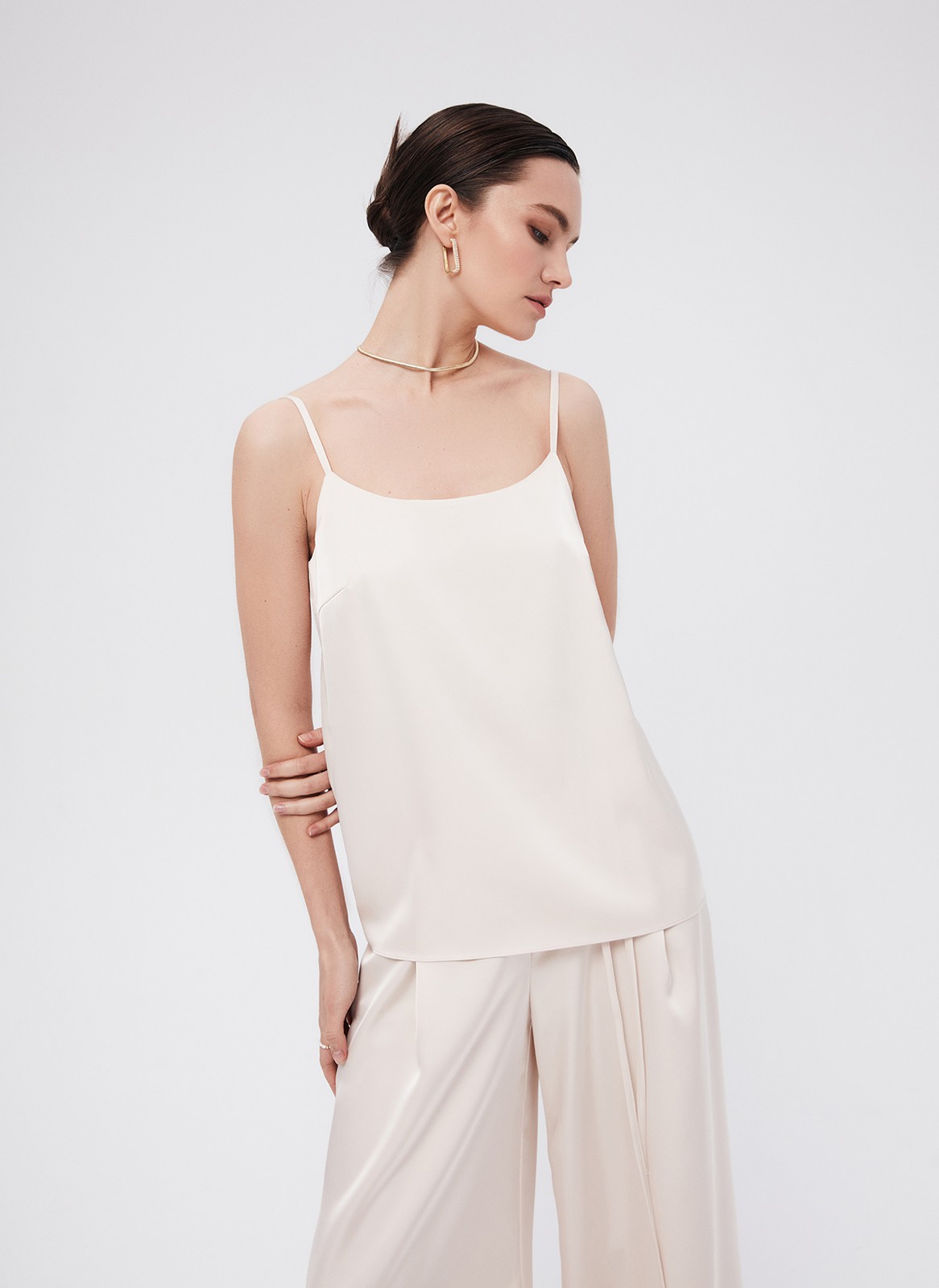 Топ на тонких бретелях, цвет: бежевый Allweneed
Топ из ткани атласного переплетения. Тонкие бретели можно регулировать по спинке. Есть короткая нагрудная вытачка. Глубокое овальное декольте для вечерних образов в стиле casual. Для лучшей посадки рекомендуем подбирать размер с учетом свободного облегания, без натяжения в швах. Раскрываем секрет: топ отлично подчеркивает красоту загара. Носите с атласными юбками или джинсами.
На модели размер XS