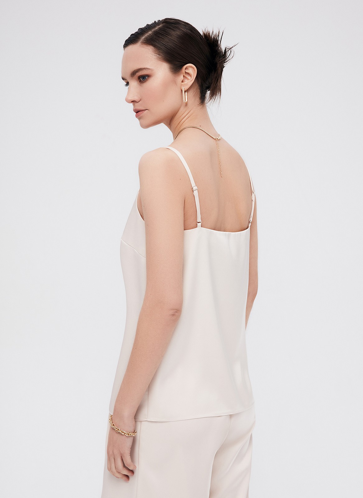 Топ на тонких бретелях, цвет: бежевый Allweneed
Топ из ткани атласного переплетения. Тонкие бретели можно регулировать по спинке. Есть короткая нагрудная вытачка. Глубокое овальное декольте для вечерних образов в стиле casual. Для лучшей посадки рекомендуем подбирать размер с учетом свободного облегания, без натяжения в швах. Раскрываем секрет: топ отлично подчеркивает красоту загара. Носите с атласными юбками или джинсами.
На модели размер XS