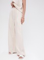 Брюки палаццо, цвет: бежевый Allweneed
Легкие брюки свободного кроя из ткани атласного переплетения. Ткань струится и переливается при ходьбе, но неприхотлива в уходе. Широкий пояс с резинкой, декоративный шнурок на поясе, глубокие складки на передней части брюк. Удобные карманы. Вы можете добавить по желанию изящные босоножки или удобные кеды, футболку oversize или топ с открытой спиной. Можно составить комплект с рубашкой и топом из нашей коллекции.
На модели размер XS