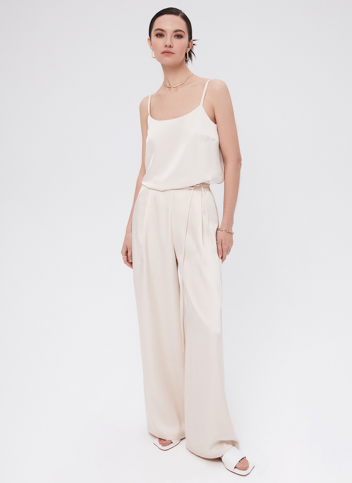 Топ на тонких бретелях, цвет: бежевый Allweneed
Топ из ткани атласного переплетения. Тонкие бретели можно регулировать по спинке. Есть короткая нагрудная вытачка. Глубокое овальное декольте для вечерних образов в стиле casual. Для лучшей посадки рекомендуем подбирать размер с учетом свободного облегания, без натяжения в швах. Раскрываем секрет: топ отлично подчеркивает красоту загара. Носите с атласными юбками или джинсами.
На модели размер XS