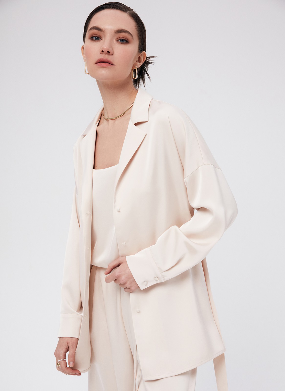 Рубашка Oversize с поясом, цвет: бежевый Allweneed
Удлиненная рубашка из ткани атласного переплетения с шелковистой текстурой. Ткань красиво сияет на солнце. Спущенная линия плеча подчеркивает хрупкость силуэта. Сьемный пояс на линии талии. Широкие рукава с манжетами можно закатать на нужную высоту для удобства. Застежка на пуговицы, обтянутые собственной тканью. Образ дополнят брюки палаццо из новой коллекции.
На модели размер XS/S