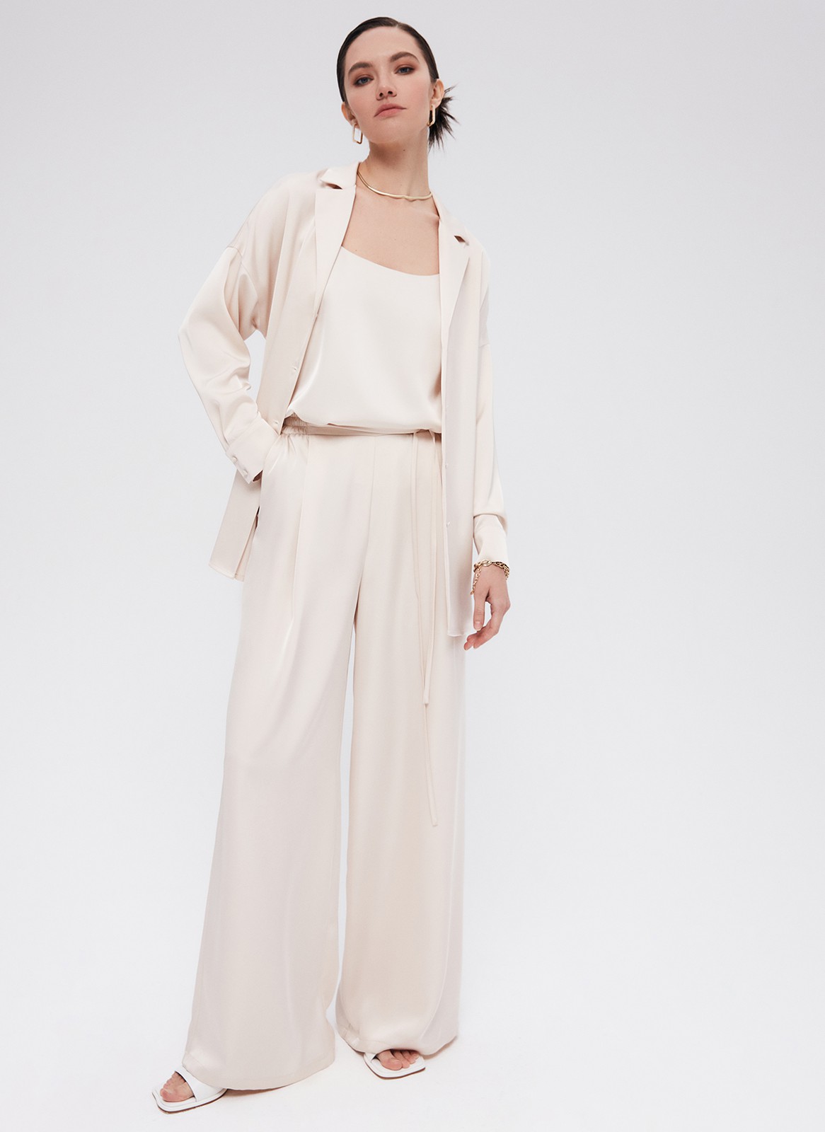 Рубашка Oversize с поясом, цвет: бежевый Allweneed
Удлиненная рубашка из ткани атласного переплетения с шелковистой текстурой. Ткань красиво сияет на солнце. Спущенная линия плеча подчеркивает хрупкость силуэта. Сьемный пояс на линии талии. Широкие рукава с манжетами можно закатать на нужную высоту для удобства. Застежка на пуговицы, обтянутые собственной тканью. Образ дополнят брюки палаццо из новой коллекции.
На модели размер XS/S