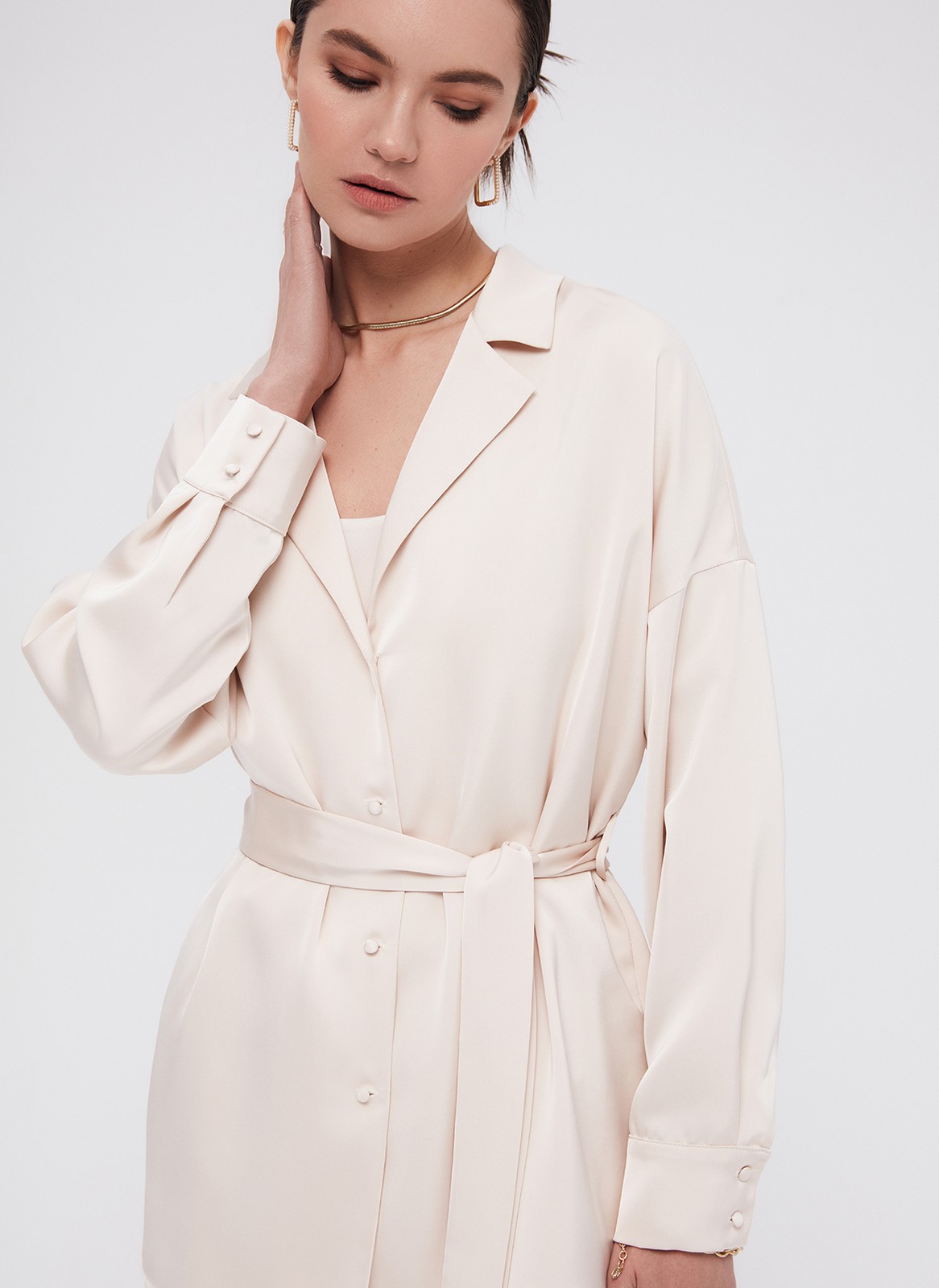 Рубашка Oversize с поясом, цвет: бежевый Allweneed
Удлиненная рубашка из ткани атласного переплетения с шелковистой текстурой. Ткань красиво сияет на солнце. Спущенная линия плеча подчеркивает хрупкость силуэта. Сьемный пояс на линии талии. Широкие рукава с манжетами можно закатать на нужную высоту для удобства. Застежка на пуговицы, обтянутые собственной тканью. Образ дополнят брюки палаццо из новой коллекции.
На модели размер XS/S