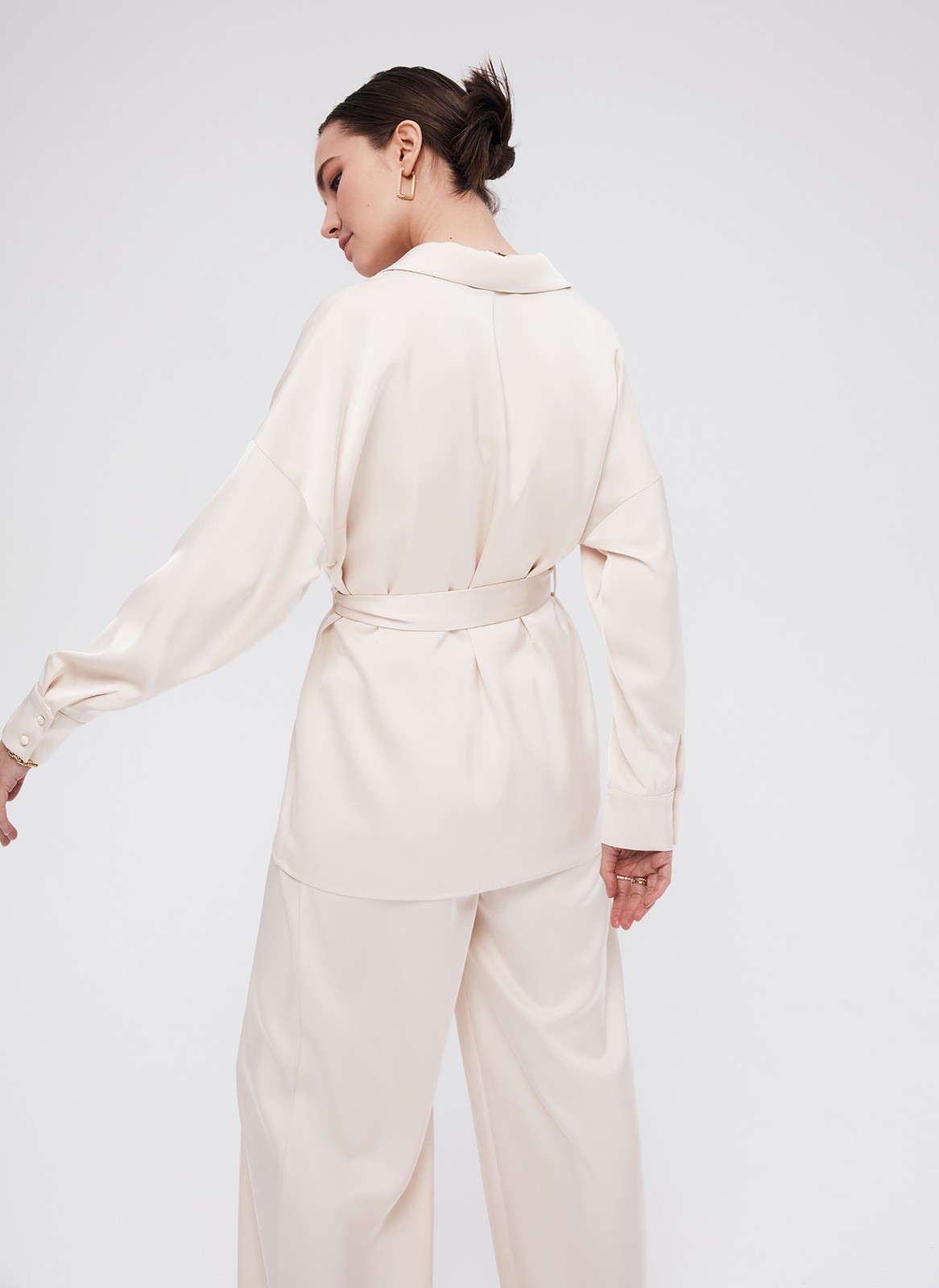 Рубашка Oversize с поясом, цвет: бежевый Allweneed
Удлиненная рубашка из ткани атласного переплетения с шелковистой текстурой. Ткань красиво сияет на солнце. Спущенная линия плеча подчеркивает хрупкость силуэта. Сьемный пояс на линии талии. Широкие рукава с манжетами можно закатать на нужную высоту для удобства. Застежка на пуговицы, обтянутые собственной тканью. Образ дополнят брюки палаццо из новой коллекции.
На модели размер XS/S