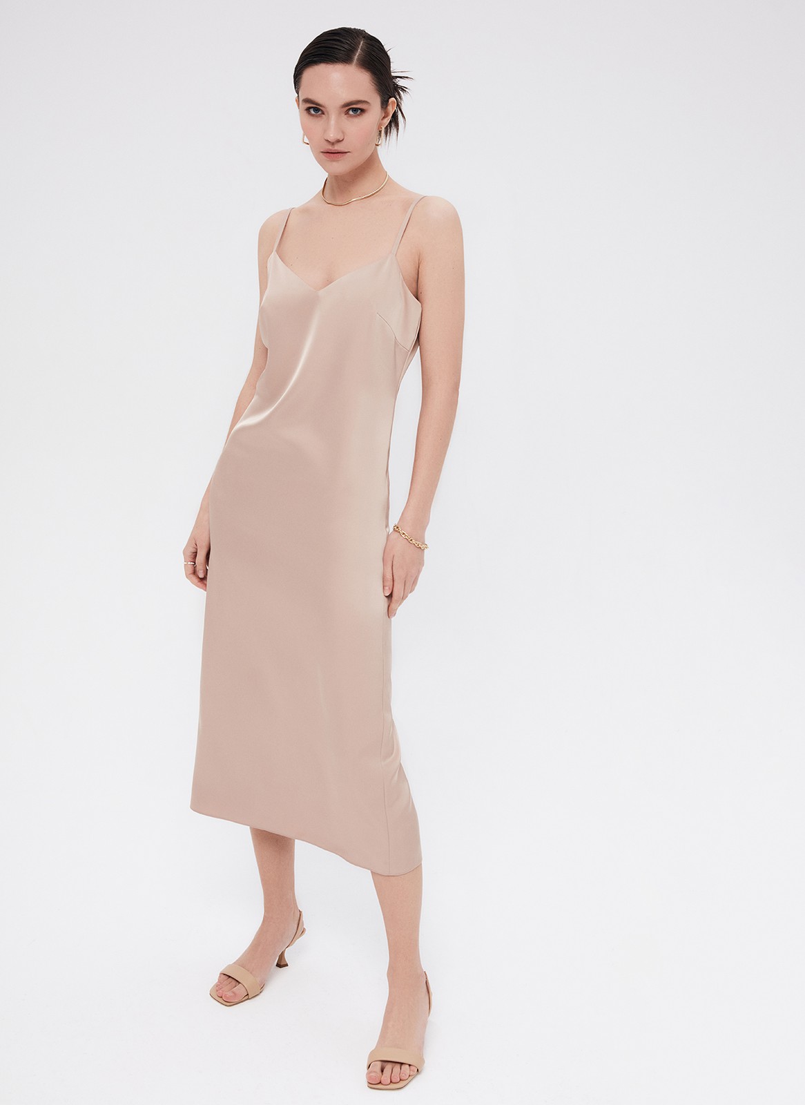 Платье - Комбинация, цвет: темно-бежевый Allweneed
Платье-комбинация длины миди. Глубокий V-образный вырез платья зрительно вытягивает вашу шею, а завышенная линия талии удлиняет фигуру. Платье прилегает и аккуратно подчеркивает красоту изгибов тела, при этом сохраняется полная свобода движений. Застежка на потайную молнию на спине. Ткань атласного переплетения с шелковистой текстурой деликатно переливается, поэтому можно сделать красивые снимки на солнце во время отпуска. Здорово, правда? Рекомендуем подбирать размер с учетом слегка свободного облегания. Носите самостоятельно или с жакетом и рубашкой.
На модели размер XS