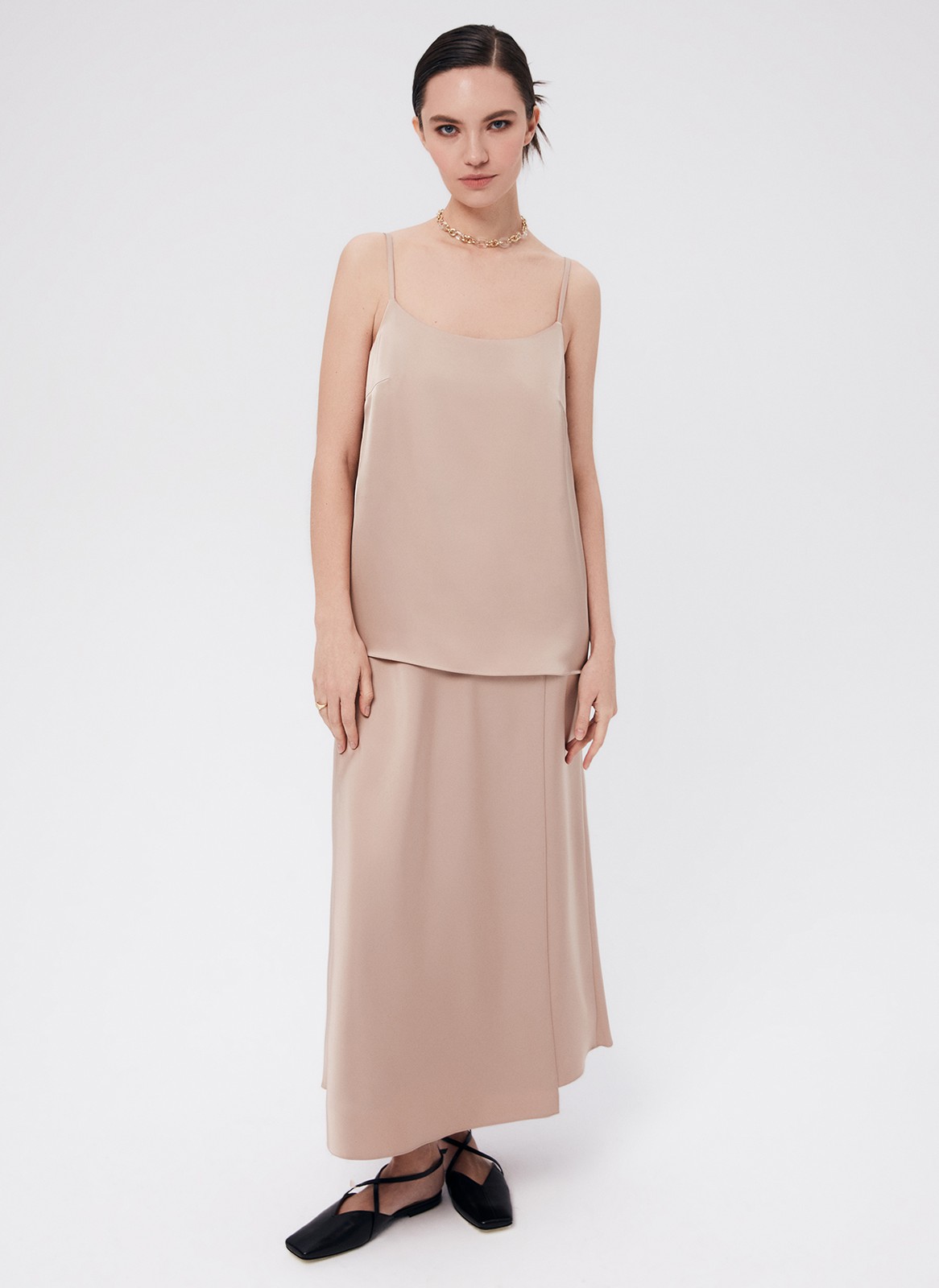 Топ на тонких бретелях, цвет: темно-бежевый Allweneed
Топ из ткани атласного переплетения. Тонкие бретели можно регулировать по спинке. Есть короткая нагрудная вытачка. Глубокое овальное декольте для вечерних образов в стиле casual. Для лучшей посадки рекомендуем подбирать размер с учетом свободного облегания, без натяжения в швах. Раскрываем секрет: топ отлично подчеркивает красоту загара. Носите с атласными юбками или джинсами.
На модели размер XS