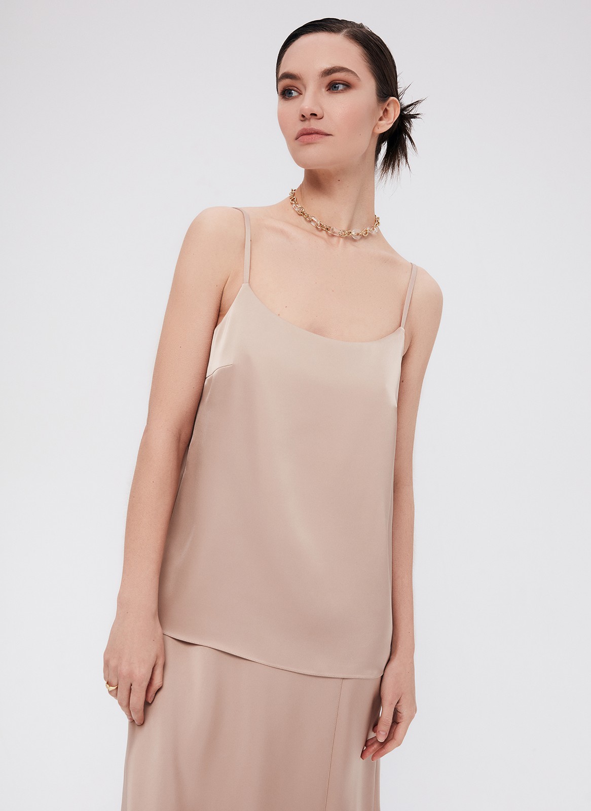 Топ на тонких бретелях, цвет: темно-бежевый Allweneed
Топ из ткани атласного переплетения. Тонкие бретели можно регулировать по спинке. Есть короткая нагрудная вытачка. Глубокое овальное декольте для вечерних образов в стиле casual. Для лучшей посадки рекомендуем подбирать размер с учетом свободного облегания, без натяжения в швах. Раскрываем секрет: топ отлично подчеркивает красоту загара. Носите с атласными юбками или джинсами.
На модели размер XS