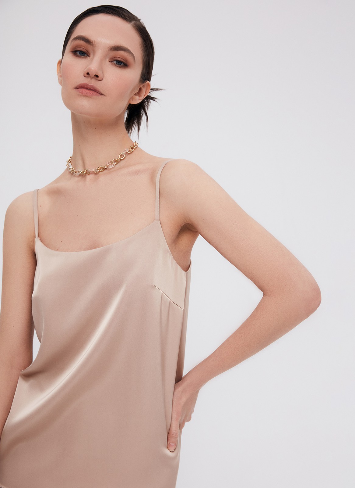 Топ на тонких бретелях, цвет: темно-бежевый Allweneed
Топ из ткани атласного переплетения. Тонкие бретели можно регулировать по спинке. Есть короткая нагрудная вытачка. Глубокое овальное декольте для вечерних образов в стиле casual. Для лучшей посадки рекомендуем подбирать размер с учетом свободного облегания, без натяжения в швах. Раскрываем секрет: топ отлично подчеркивает красоту загара. Носите с атласными юбками или джинсами.
На модели размер XS