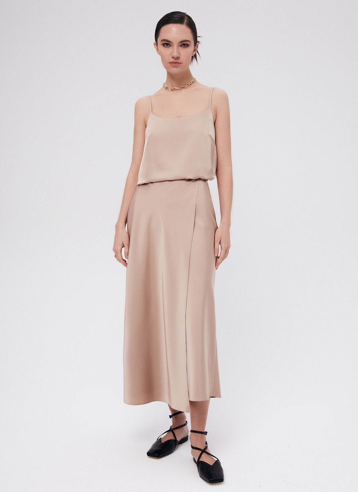 Топ на тонких бретелях, цвет: темно-бежевый Allweneed
Топ из ткани атласного переплетения. Тонкие бретели можно регулировать по спинке. Есть короткая нагрудная вытачка. Глубокое овальное декольте для вечерних образов в стиле casual. Для лучшей посадки рекомендуем подбирать размер с учетом свободного облегания, без натяжения в швах. Раскрываем секрет: топ отлично подчеркивает красоту загара. Носите с атласными юбками или джинсами.
На модели размер XS