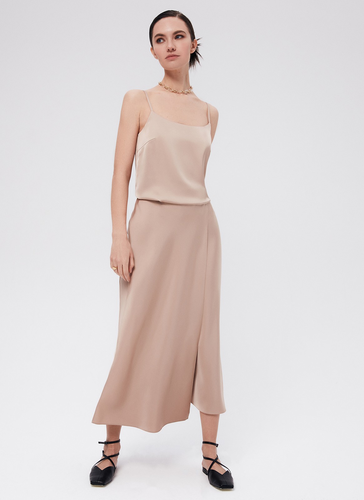 Юбка-миди с разрезом, цвет: темно-бежевый Allweneed
Юбка миди с косым кроем. Модель выполнена из легкой ткани атласного переплетения, которая благородно сияет на солнце. Высокий разрез спереди юбки аккуратно прикрывает декоративная деталь фартук. Разрез красиво раскрывается при шаге и дает свободу в движении. Носите, если хотите сделать образ необычным и смелым.Сочетайте с топами из вискозы, джемперами из кашемира и одеждой из костюмной ткани.
На модели размерXS