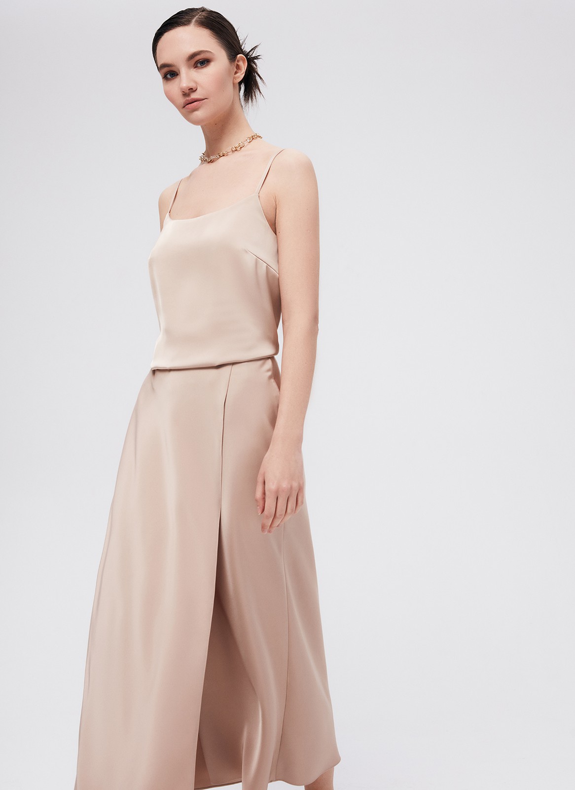 Юбка-миди с разрезом, цвет: темно-бежевый Allweneed
Юбка миди с косым кроем. Модель выполнена из легкой ткани атласного переплетения, которая благородно сияет на солнце. Высокий разрез спереди юбки аккуратно прикрывает декоративная деталь фартук. Разрез красиво раскрывается при шаге и дает свободу в движении. Носите, если хотите сделать образ необычным и смелым.Сочетайте с топами из вискозы, джемперами из кашемира и одеждой из костюмной ткани.
На модели размерXS