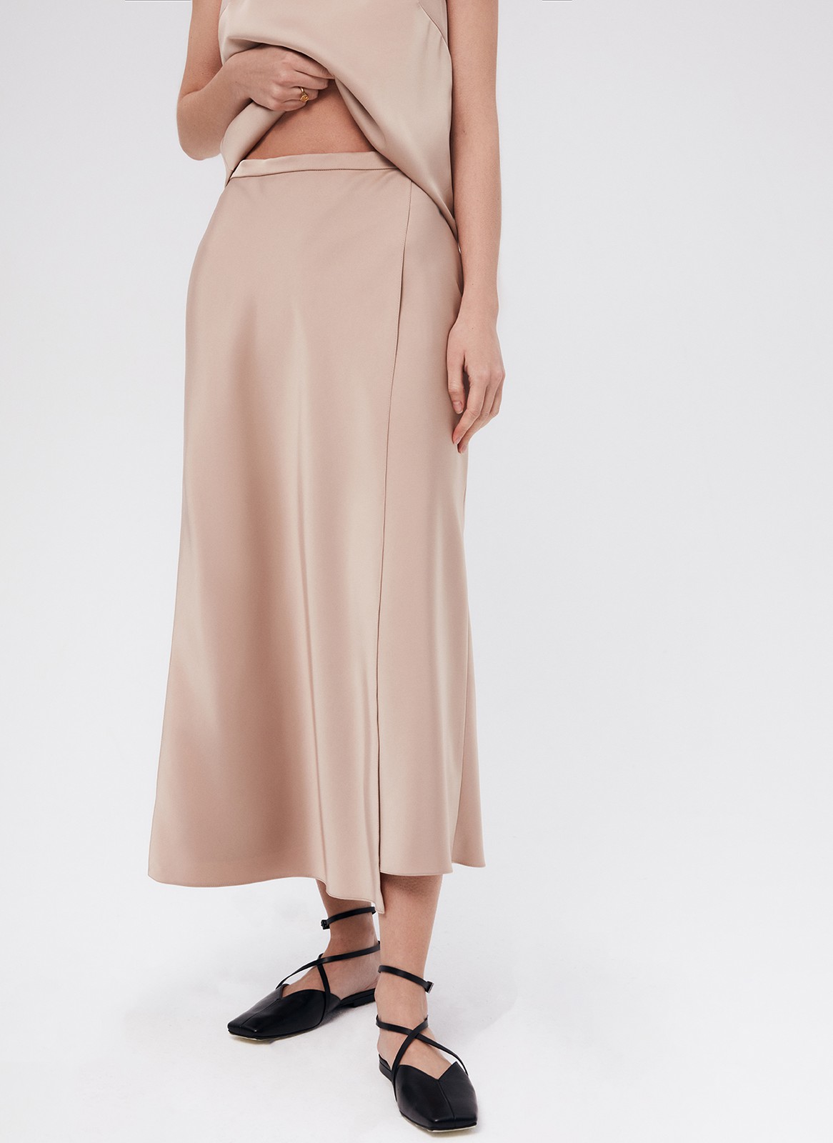 Юбка-миди с разрезом, цвет: темно-бежевый Allweneed
Юбка миди с косым кроем. Модель выполнена из легкой ткани атласного переплетения, которая благородно сияет на солнце. Высокий разрез спереди юбки аккуратно прикрывает декоративная деталь фартук. Разрез красиво раскрывается при шаге и дает свободу в движении. Носите, если хотите сделать образ необычным и смелым.Сочетайте с топами из вискозы, джемперами из кашемира и одеждой из костюмной ткани.
На модели размерXS