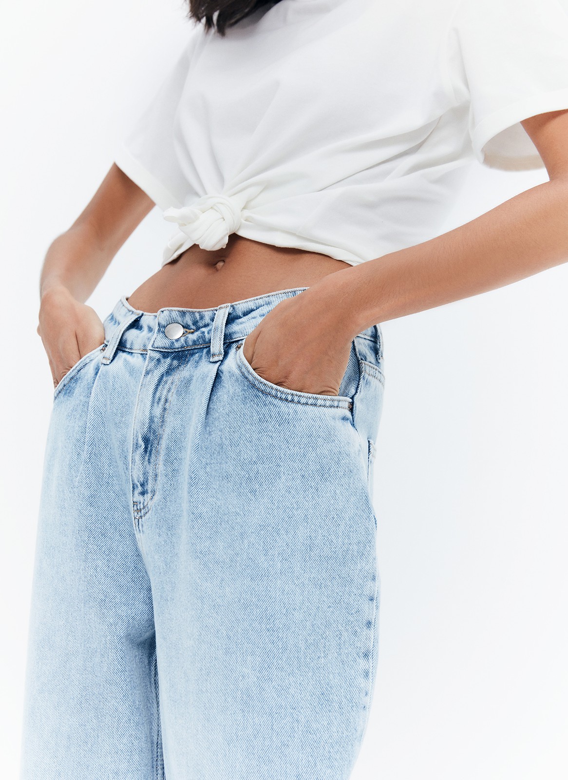 Джинсы-бананы с высокой посадкой, цвет: голубой Allweneed
Джинсы-бананы с высокой талией. Широкие, но немного зауженные книзу. Застежка на пуговицу и классические карманы. Мы выполнили джинсы из хлопка, чтобы вам было комфортно. Актуальная модель для лета. Такой фасон можно носить как с облегающими топами, так и с рубашками oversize.
На модели размер XS