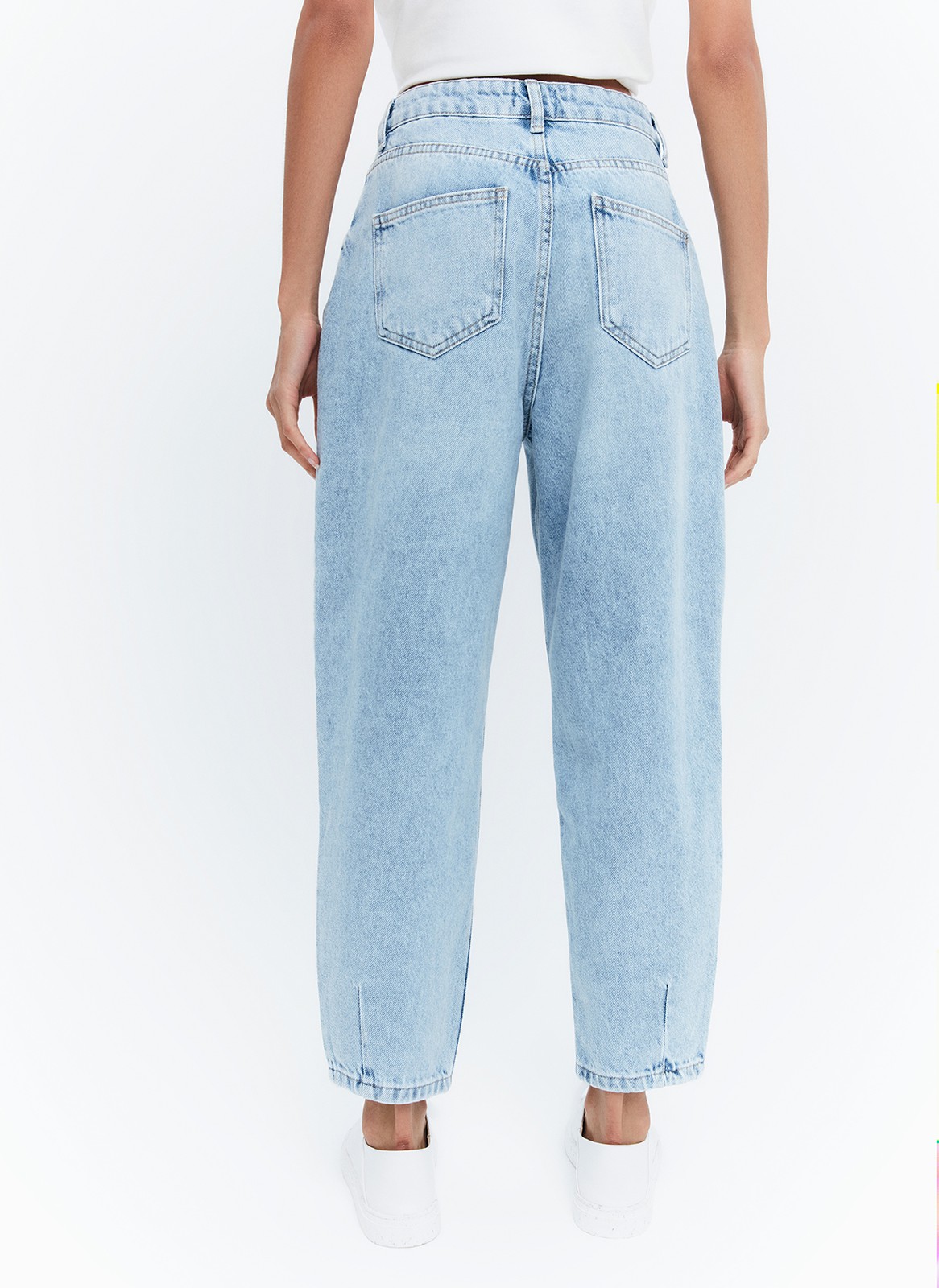 Джинсы-бананы с высокой посадкой, цвет: голубой Allweneed
Джинсы-бананы с высокой талией. Широкие, но немного зауженные книзу. Застежка на пуговицу и классические карманы. Мы выполнили джинсы из хлопка, чтобы вам было комфортно. Актуальная модель для лета. Такой фасон можно носить как с облегающими топами, так и с рубашками oversize.
На модели размер XS