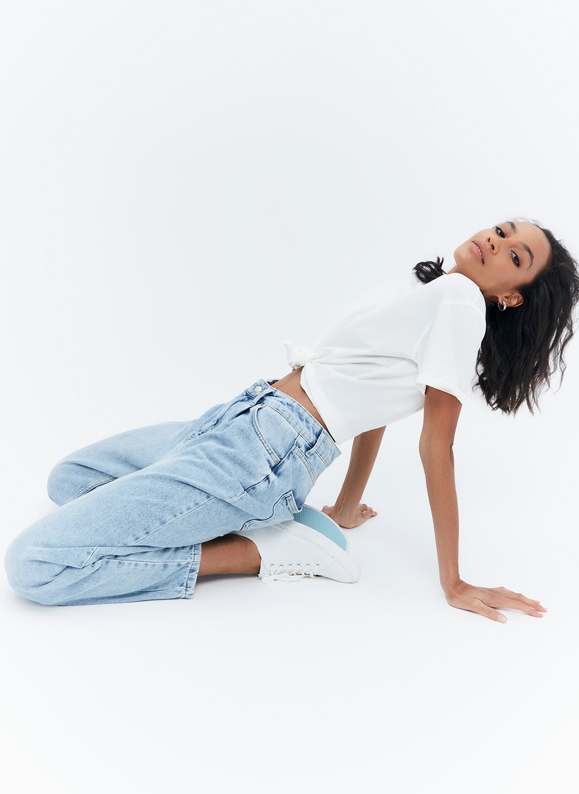 Джинсы-бананы с высокой посадкой, цвет: голубой Allweneed
Джинсы-бананы с высокой талией. Широкие, но немного зауженные книзу. Застежка на пуговицу и классические карманы. Мы выполнили джинсы из хлопка, чтобы вам было комфортно. Актуальная модель для лета. Такой фасон можно носить как с облегающими топами, так и с рубашками oversize.
На модели размер XS