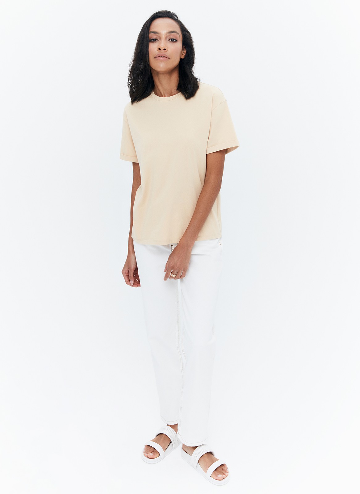 Футболка в стиле Boyfriend, цвет: бежевый Allweneed Футболка свободного кроя из слегка тянущегося хлопкового материала. В новой коллекции мы выпустили футболки в новыхбазовых, пастельных и приглушенных цветах.
На модели размер S