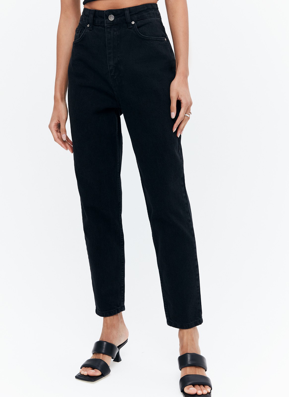 


Слегка зауженные и укороченные джинсы. Застежка на пуговицу и классические карманы. Модель на высокой посадке, чтобы сочетать с кроп-топами. Эта модель подойдет девушкам с разным ростом. Носите их летним вечером на прогулке с любимыми футболками и жакетами.

На модели размер XS