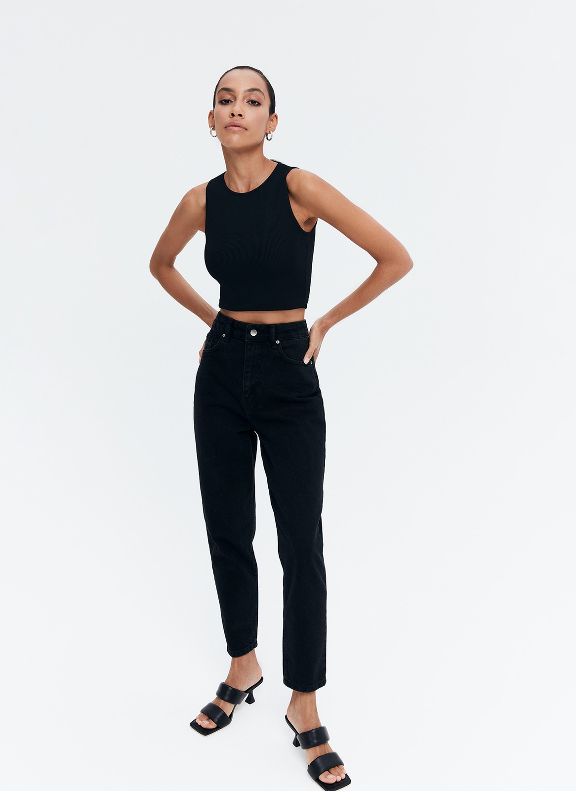 


Слегка зауженные и укороченные джинсы. Застежка на пуговицу и классические карманы. Модель на высокой посадке, чтобы сочетать с кроп-топами. Эта модель подойдет девушкам с разным ростом. Носите их летним вечером на прогулке с любимыми футболками и жакетами.

На модели размер XS