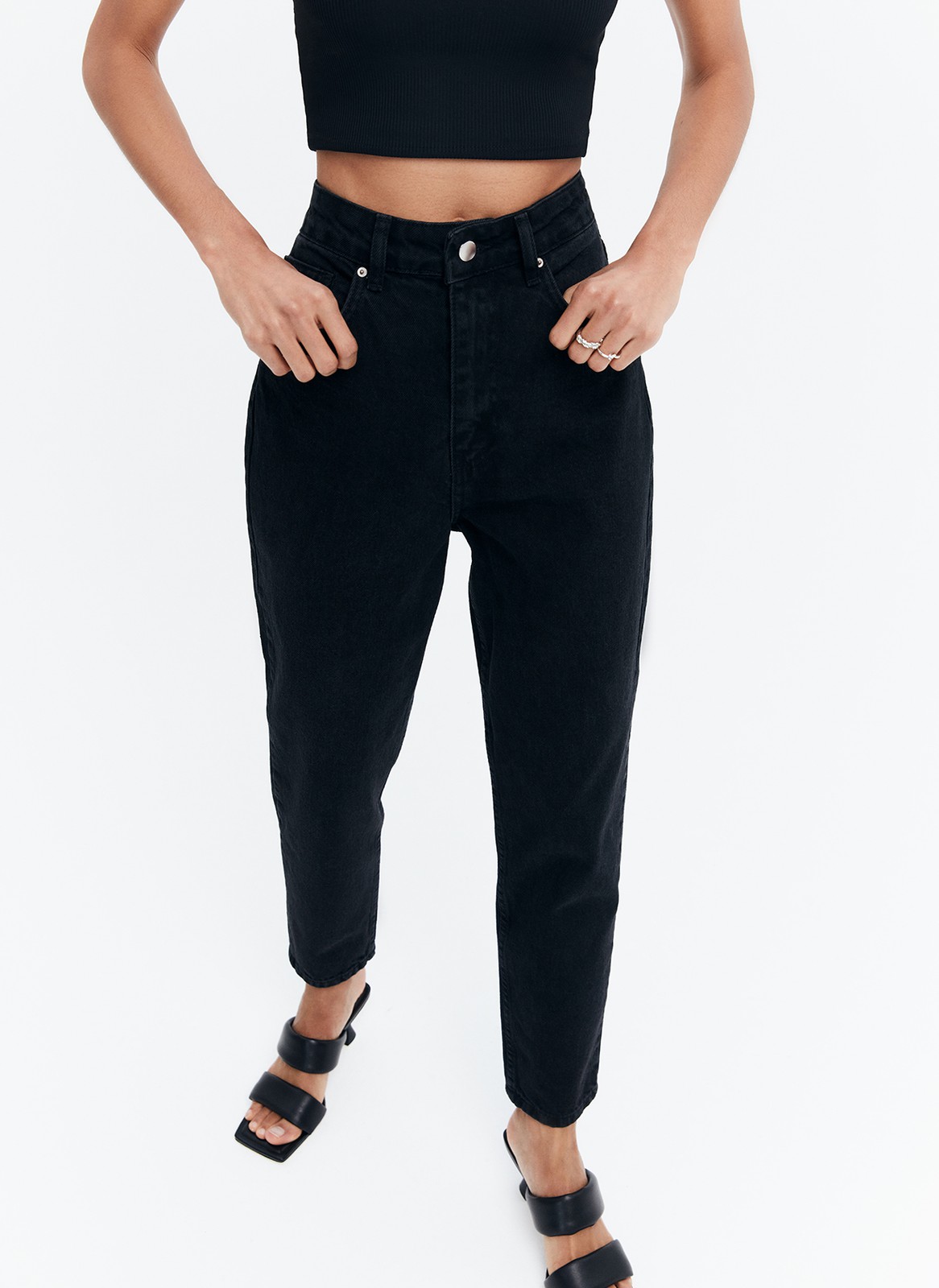 


Слегка зауженные и укороченные джинсы. Застежка на пуговицу и классические карманы. Модель на высокой посадке, чтобы сочетать с кроп-топами. Эта модель подойдет девушкам с разным ростом. Носите их летним вечером на прогулке с любимыми футболками и жакетами.

На модели размер XS