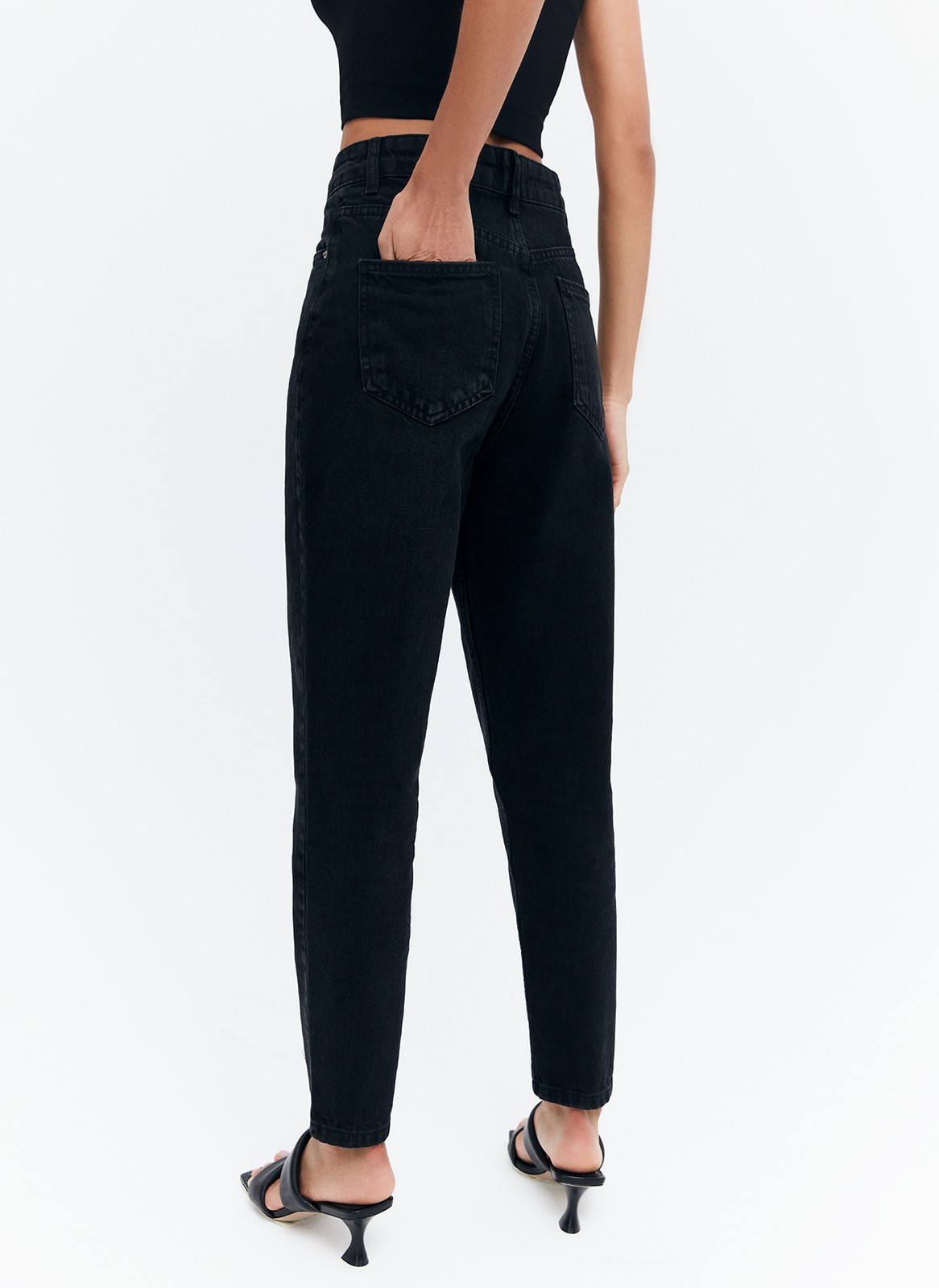 


Слегка зауженные и укороченные джинсы. Застежка на пуговицу и классические карманы. Модель на высокой посадке, чтобы сочетать с кроп-топами. Эта модель подойдет девушкам с разным ростом. Носите их летним вечером на прогулке с любимыми футболками и жакетами.

На модели размер XS