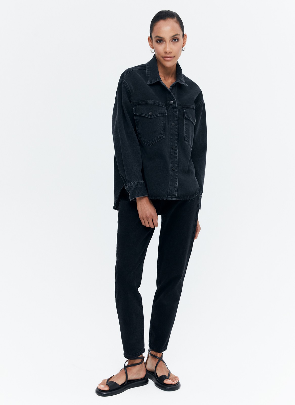 


Джинсовая рубашка-жакет с застежкой на кнопки. Воротник-стойка и накладные карманы для удобства. Есть манжеты для лучшей фиксации рукава. Спущенная линия плеча. Это базовая модель, которая будет сочетаться с любым элементом летнего гардероба: футболками, платьями или шортами. Можно носить самостоятельно или как жакет.

На модели размер XS