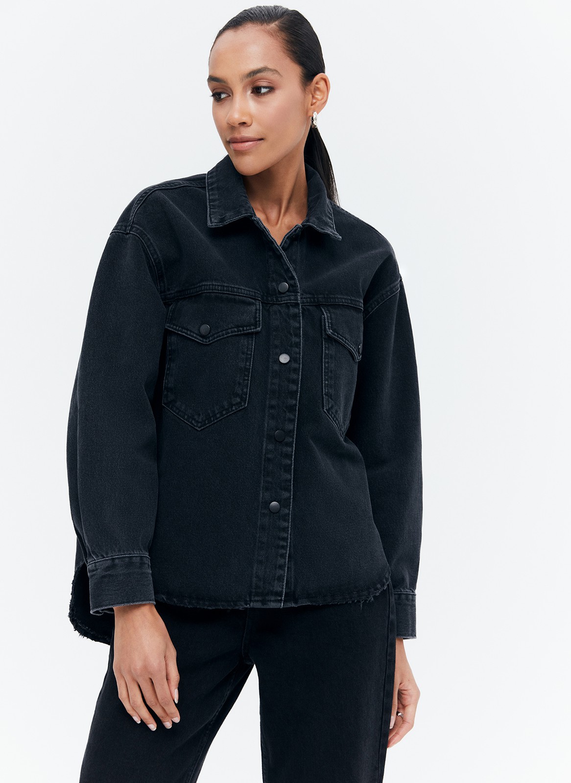 


Джинсовая рубашка-жакет с застежкой на кнопки. Воротник-стойка и накладные карманы для удобства. Есть манжеты для лучшей фиксации рукава. Спущенная линия плеча. Это базовая модель, которая будет сочетаться с любым элементом летнего гардероба: футболками, платьями или шортами. Можно носить самостоятельно или как жакет.

На модели размер XS